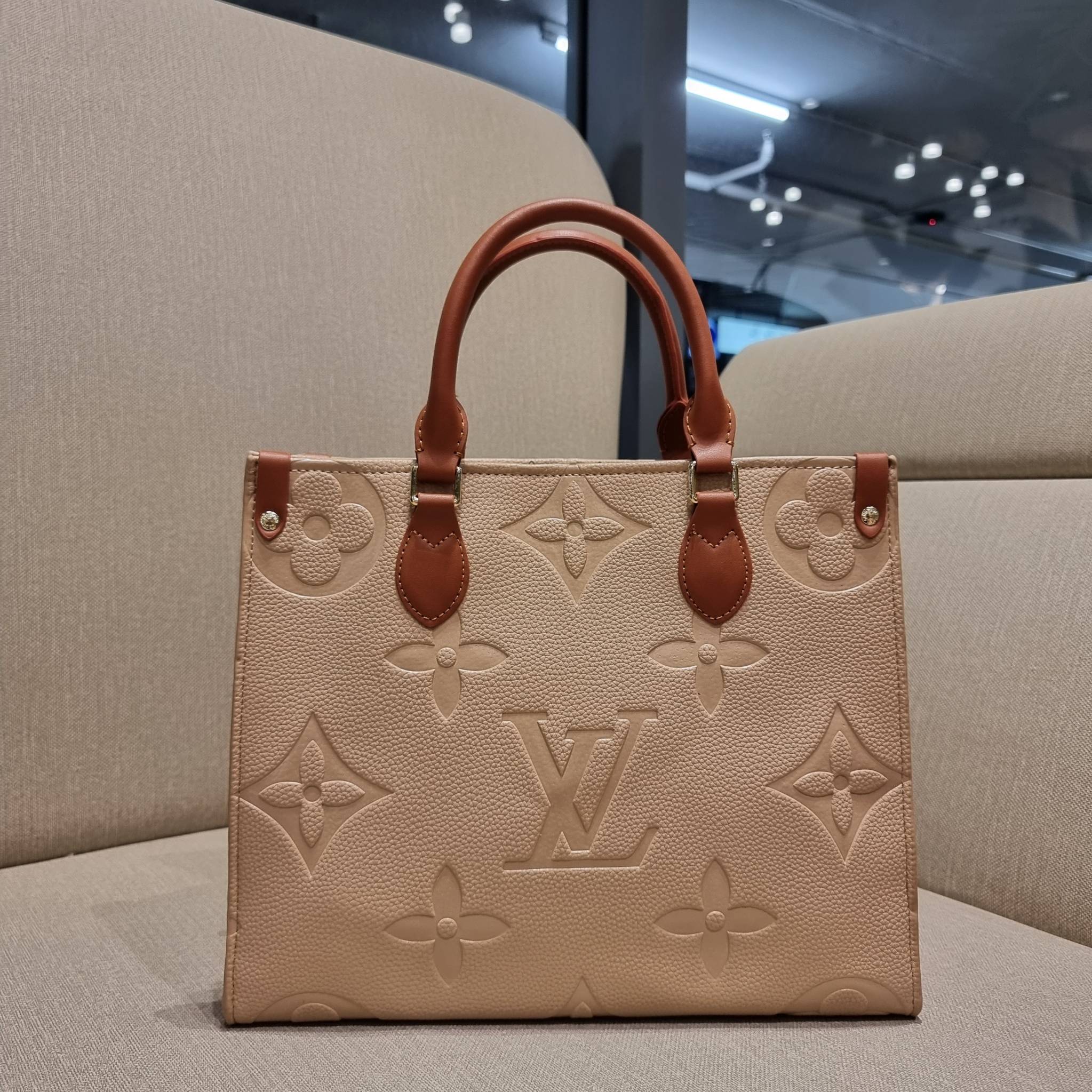 LV crossbody tote bag / LV Shopping Bag ดีไซน์สวยคม สมราคา ดูแพงไปอีก ด้วยดีเทลลายของหนัง crossgrain กระเป๋าทรงโท้ทคลาสสิค ผู้ดียืนหนึ่ง โทนสีใช้งานง่าย แมทช์ได้ทุกลุค มาพร้อมหูจับในตัว แบบหูหิ้ว และหูยาวสำหรับสะพายไหล่ เก๋มาก ชิคมาก ภายในโล่งกว้างมาก มีอ