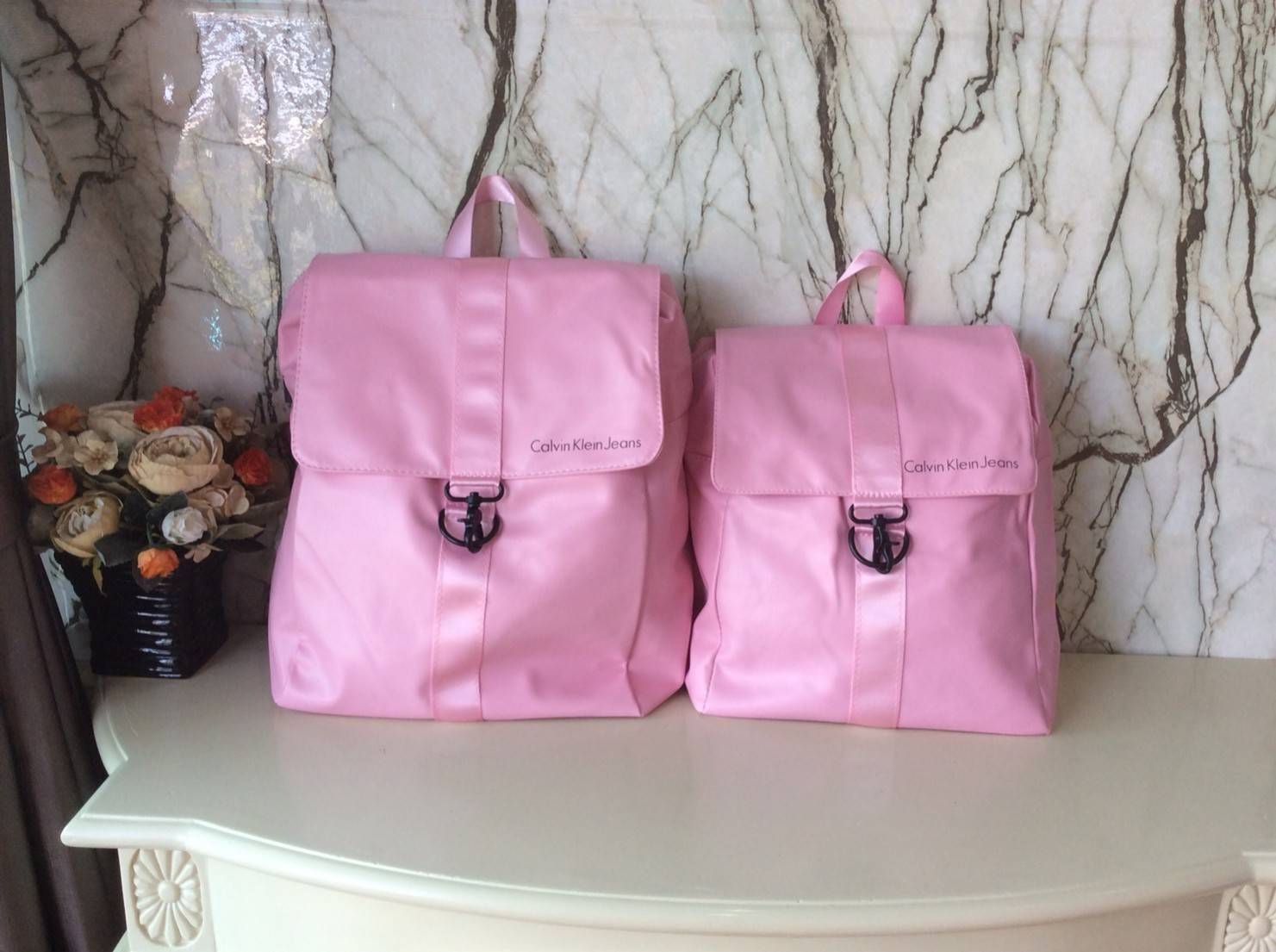 CALVIN KLEIN JEANS NYLON BACKPACK กระเป๋าสะพายเป้มี 2 size ให้เลือกตามการใช้งาน วัสดุ Nylon + Polyester 100% น้ำหนักเบา กันน้ำปานกลาง ด้านหน้าสกรีนโลโก้ Calvin Klein Jeans เปิดปิด 2 ชั้น ด้วยตัวล็อค เเละซิปเดียวด้าน ภายในกว้าง ใส่ A4, iPad หรือเสื้อผ้าได้