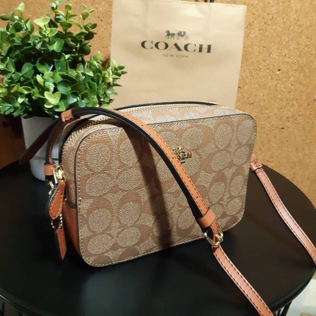 COACH 91677 MINI CAMERA BAG IN SIGNATURE CANVAS ขายดีที่สุด!! กระเป๋าสะพายข้างไซส์มินิ คลาสสิคอยู่ทรง อะไหล่ทองตัดดูหรู วัสดุหนังแคนวาสเคลือบลาย เปิด-ปิดด้วยซิป สายสะพายปรับได้ตามตัว ใบนี้แมทช์ได้ทุกลุค ใช้เป็น everyday bag ได้สบายๆเลยจ้า