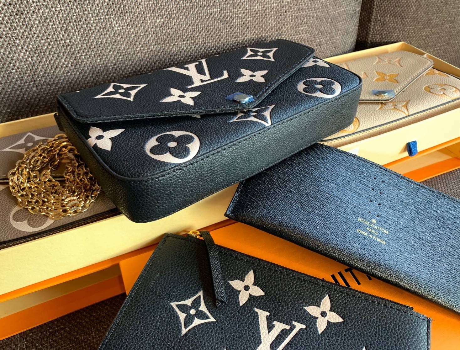 VIP 】Louis Vuitton Pochette Felicie ใบจริงหนังสวยมากๆค่า! ✔️กระเป๋าแบบคลัท มีสายสะพายโซ่มาให้ด้วยค่ะ ✔️หนังแกะสังเคราะห์อย่างดี ลายหนังสวย ปั้มลายแบรนด์ทั้งใบ ✔️รุ่นนี้มาพร้อมกระเป๋าเล็ก สำหรับใส่บัตรได้1ใบ//ใส่ธนบัตรแบบมีซิปรูดอีก1ใบ