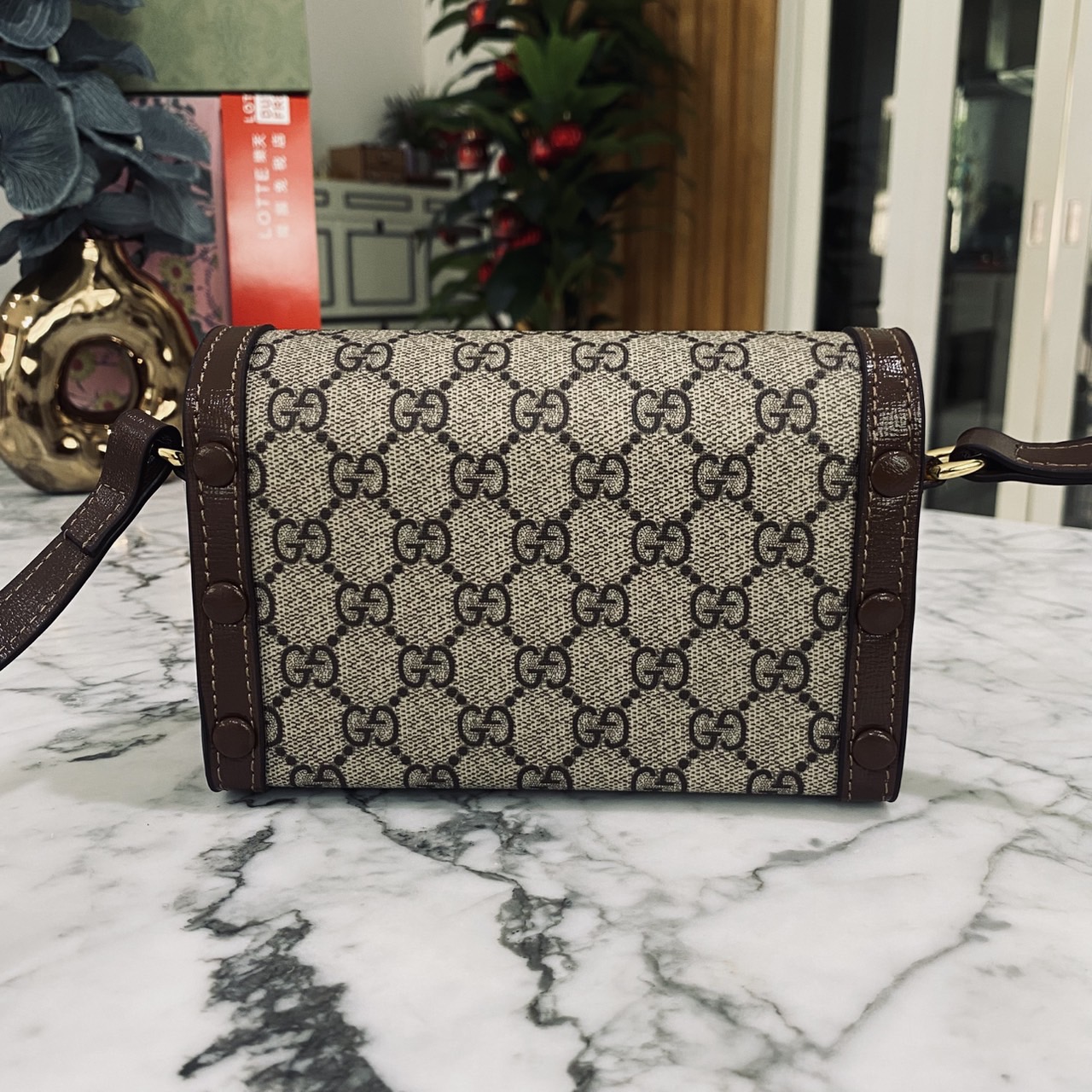 GUCCI Horsebit 1955 Mini Bag กระเป๋าสะพายทรงกล่องสวยอยู่ทรง ใส่โทรศัพท์หรือของใช้เล็กน้อยได้อย่างคล่องตัว แฝงความหรูราคาดีงามจัดมาให้พร้อม box set เป็นใบที่จะหยิบใช้ได้บ่อยๆ ด้วยขนาดกำลังดีใบนี้เอาอยู่เลยค่ะ