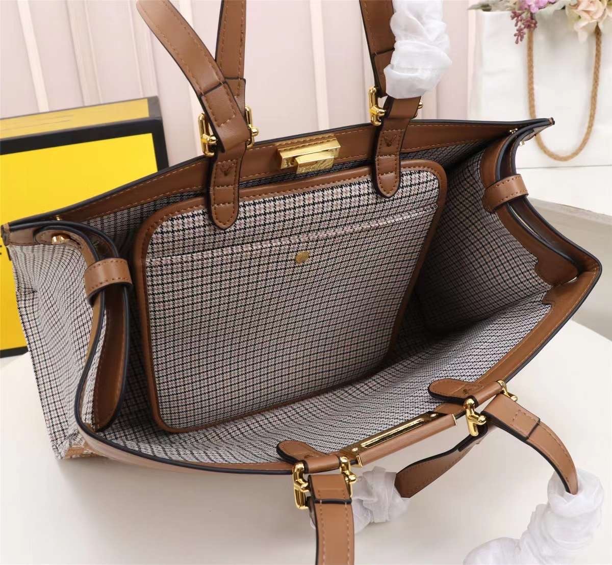 FENDI PEEKABOO X-TOTE BAG 40cm เกรดเทพออริจินอล FENDI MONOGRAM SHOPPING BAG สวยมงลงมากค่ะ กระเป๋าสะพายข้างได้ ถือได้ ใบใหญ่ลายโมโนแกรม FF สวยมากทรงนี้ใช้เป็น everyday bag ได้ จุใจใส่ของได้เยอะ ตัวกระเป๋าผลิตจากผ้าทออย่างดี อยู่ทรงสวย ภายในโล่ง สวยหรู ดูดี