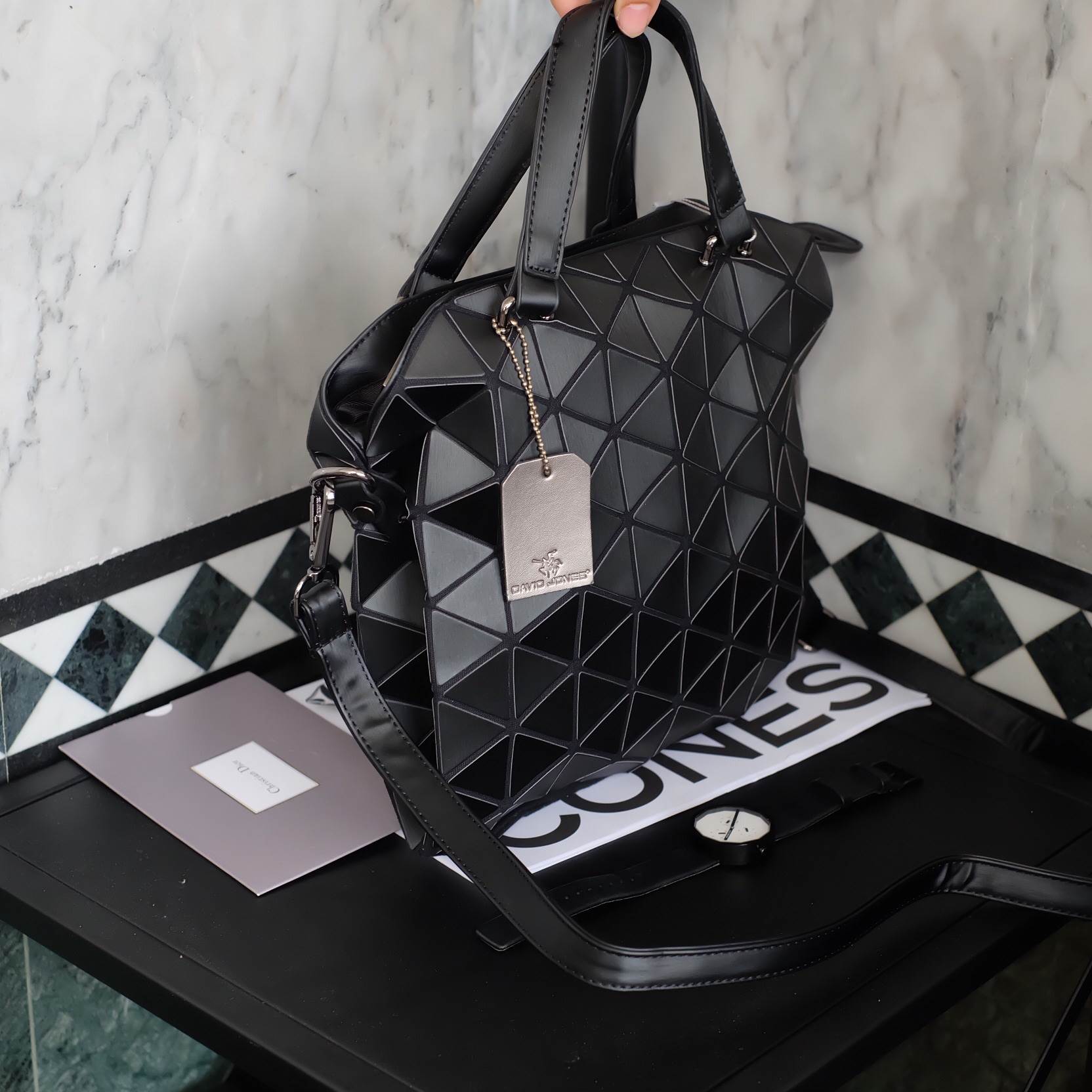 สินค้ามาใหม่ค่า สีดำด้าน สวยมากกก 💕ทรงสุดฮิตจากแบรนด์ David Jones - Matte black กระเป๋า ทรง Tote ตัวกระเป๋าเย็บติด ด้วยแผ่นอคิลิค สีดำสุดหรู ดีไซน์เกร๋ #จุดเด่นที่ น้ำหนักเบา สามารถ ถือ หรือ สะพายไหล่ได้คะ ใบใหญุจุของคุ้ม แต่น้ำหนักเบาคะ มีใบเดียว