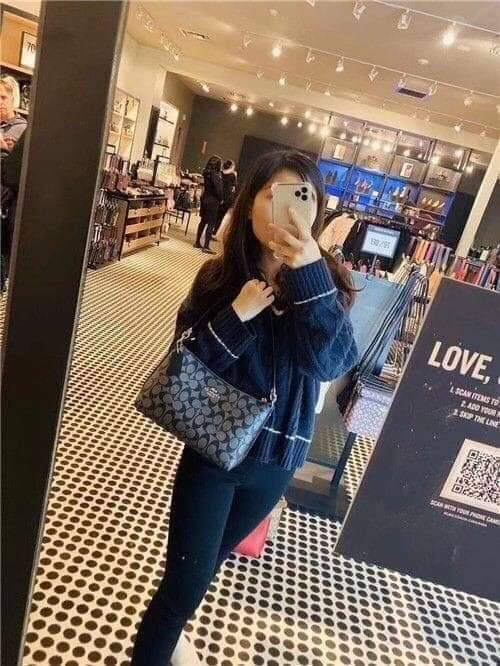 COACH LEWIS SHOULDER BAG IN SIGNATURE CANVAS (COACH F85696)🌺พอชใบใหญ่ ใส่ของได้จุใจ มีสายให้ 2 สาย อะไหล่สีทอง หรูหรา คลาสสิค สายยาวถอดได้ ปรับได้ ช่องด้านใน กว้างมากๆ ใช้ได้ทุกโอกาสจริงๆ แนะนำ ไม่ควรพลาดจ้า