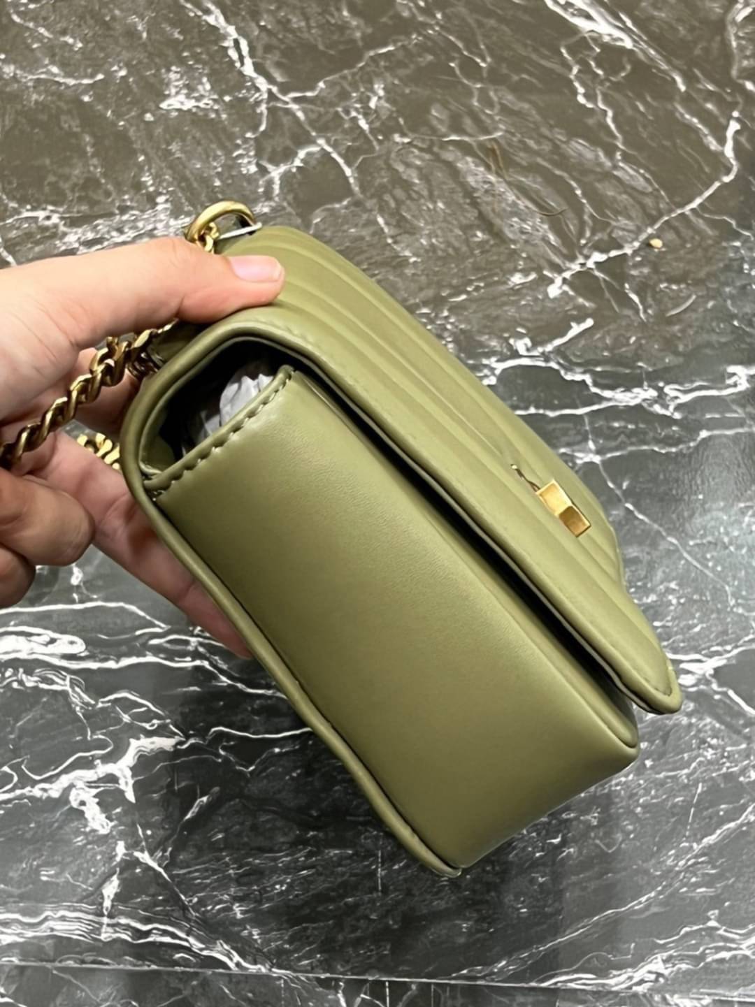 Tory Burch Our Kira shoulder bag with beveled turn-lock hardware พร้อมเสิร์ฟสีคลาสสิค กระเป๋าถือ/สะพาย ทรงสวย สะพายคล่องตัว ดีไซน์เส้นคมสวยหรู สัมผัสดีงาม นิ่มมือ เปิด-ปิดด้วยอะไหล่บิดล็อค ภายในเป็นช่องโล่ง สะพายไปไหนก็สะดวก แนะนำสวยก่อนใครได้ที่นี่ จัดไป