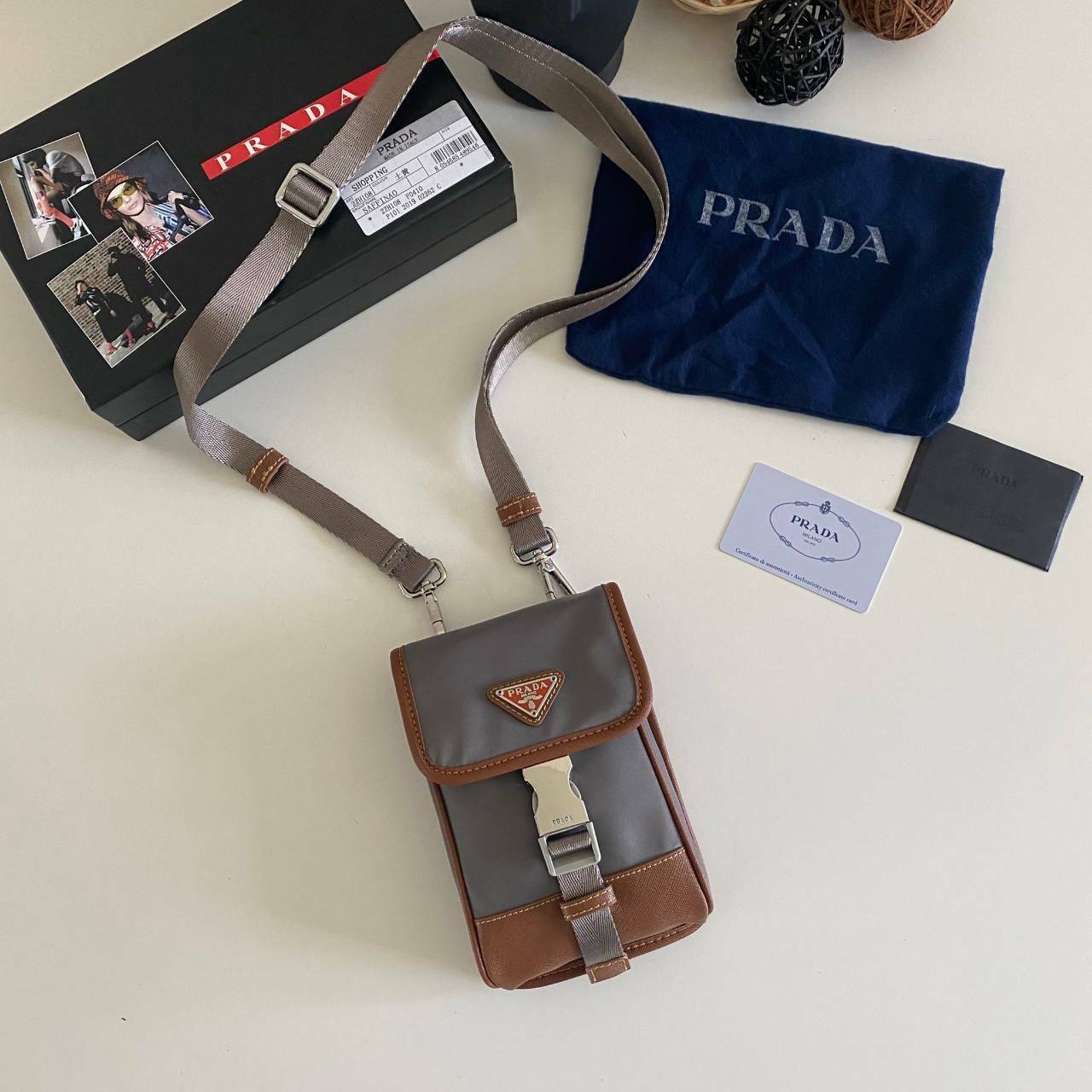 VIP Prada crossbody nylon bag PRADA Re-Nylon and Saffiano leather smartphone case พร้อมส่ง สีเข้าใหม่ เป็นรุ่นที่ถามหากันเยอะมากๆ งานสวยมาก ทำจากผ้าnylonพิเศษ สลับหนังแท้ ใช้ได้ทั้งชาย-หญิง จะ Cross body คาดเอว หรือคล้องกับหูกางเกงชิคๆ ก็เท่มากเลยค่าา งาน