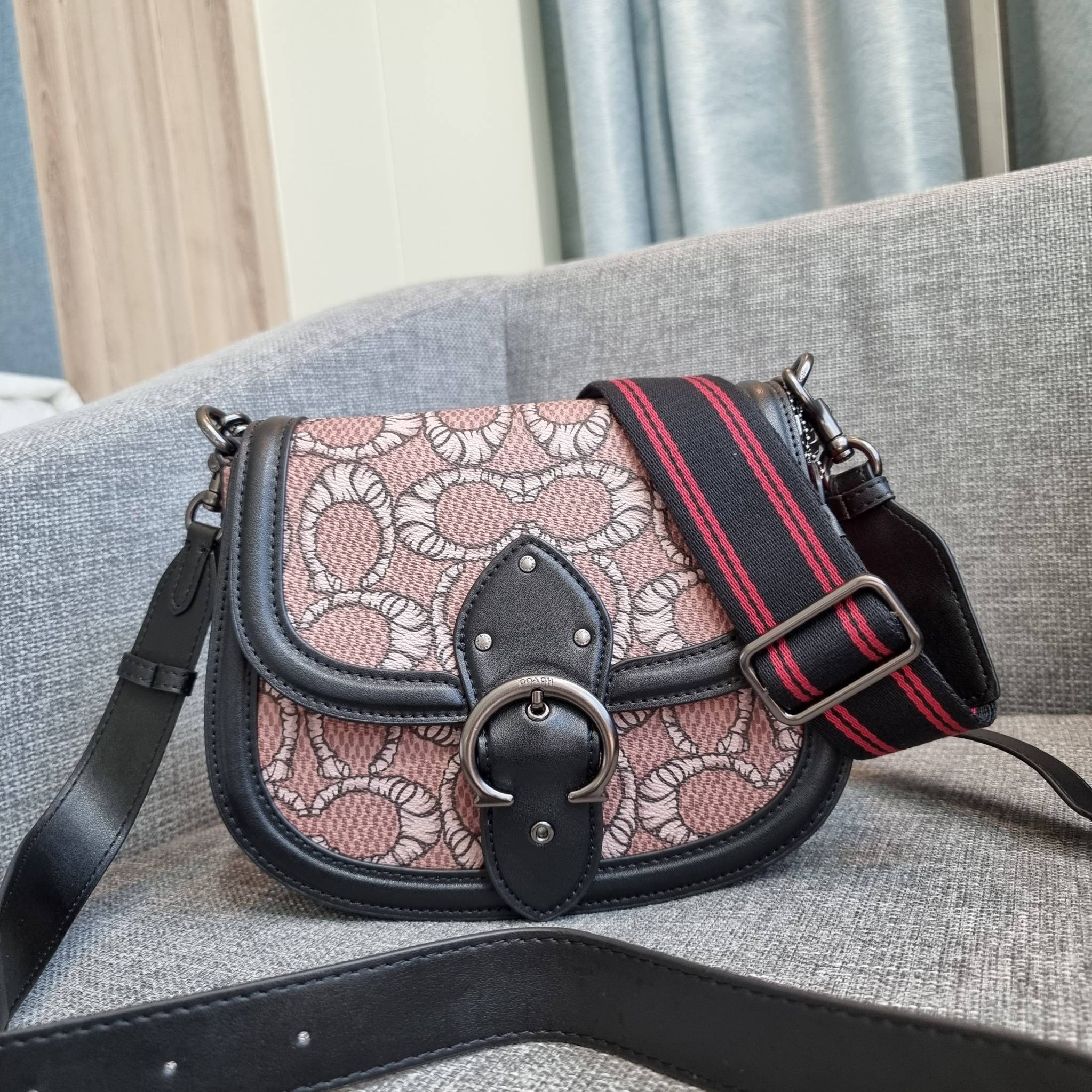 OUTLET 】COACH C6972 COACH x MICHAEL B. JORDAN WITH BEAT SADDLE BAG คอลเลคชั่นใหม่ ดีไซน์สุดชิค มาให้สวยในไทยก่อนใคร กับกระเป๋าทรง saddle ที่พิเศษมากๆมาพร้อมสายสะพาย 2 เส้น ใช้คู่กันหรือแยกสะพายก็สวยครบสูตร กระเป๋าสะพายทรง saddle คลาสสิค วัสดุหนังแคนวาสสลั