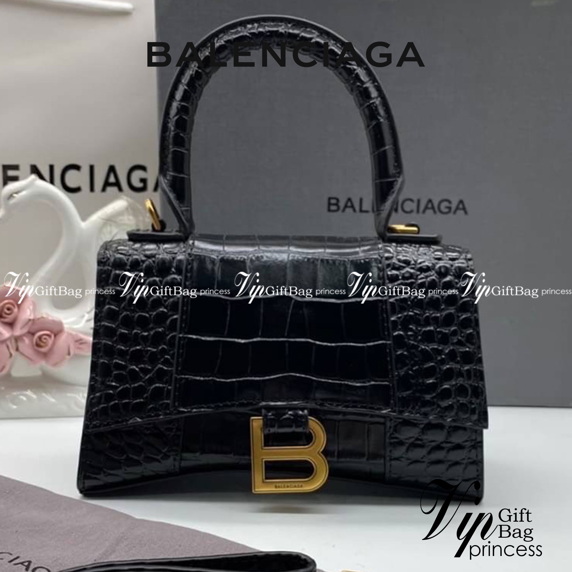 หนังแท้ BALENCIAGA HOURGLASS TOP HANDLE XS Shiny crocodile embossed calfskin การสร้างสรรค์ที่มีเอกลักษณ์เฉพาะตัว หรูหรา โทนสีโดดเด่น วัสดุหนังแท้ลายจระเข้ ภายในโล่งกว้างหนังแนปป้าอย่างดี เกรดออริจินอล ตอบโจทย์ได้ทุกลุค ทุกไลฟ์สไตล์ ภาพสินค้าถ่ายจากงานขายจ