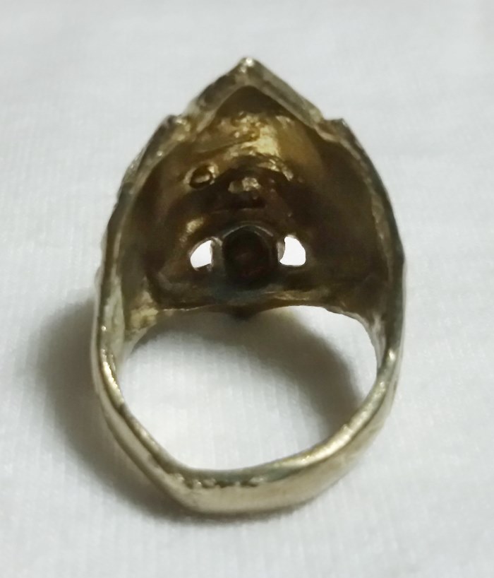 สินค้าหมดค่ะ แหวนหนุมานเนื้อทองขาวประดับพลอยสีแดงพร้อมใบคาถาค่ะ