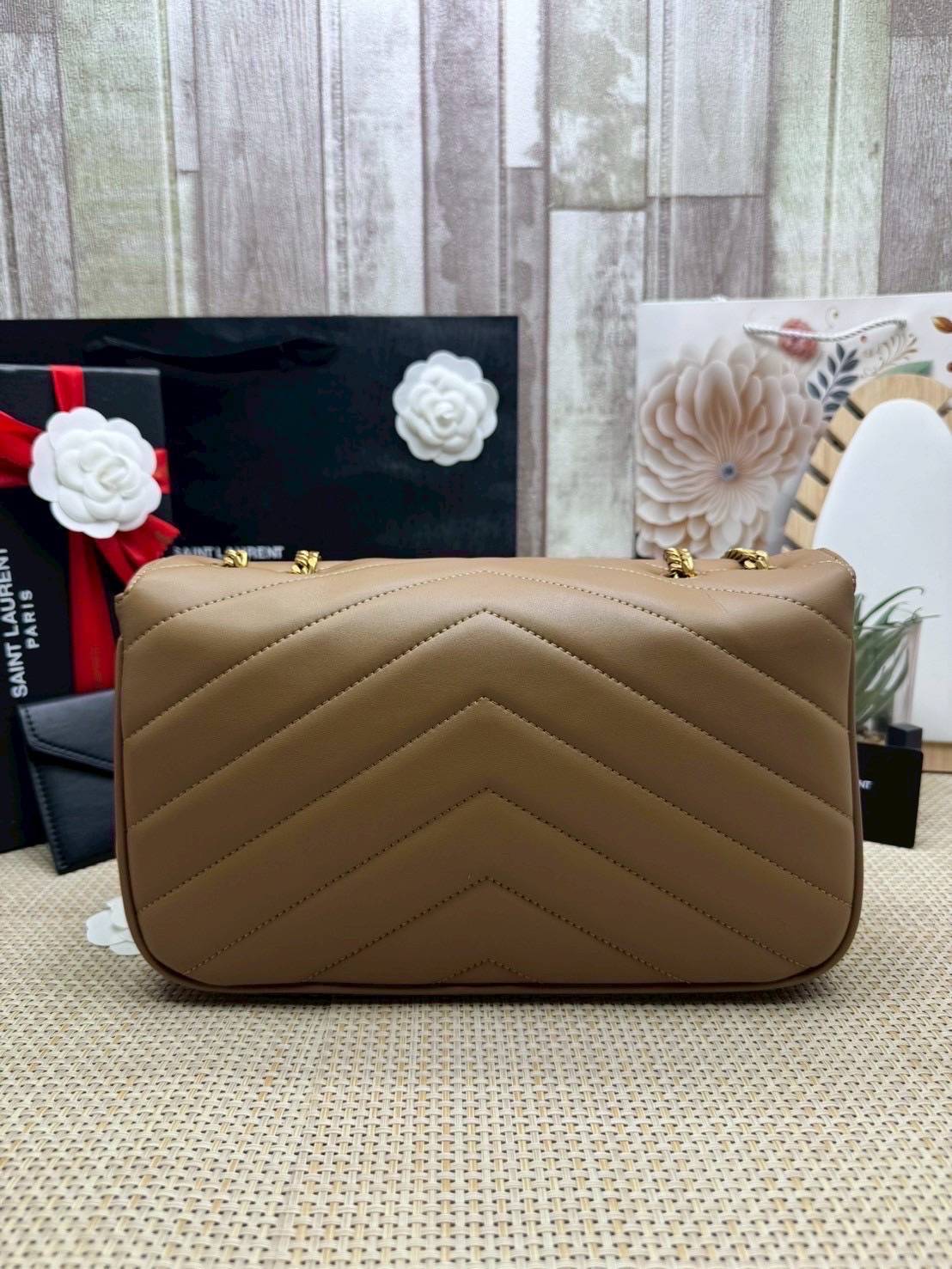 ORI หนังแท้ | 28cm YSL LOULOU medium in MATELASSÉ กระเป๋าสะพายสายโซ่าีทองหรูหรา งานหนังแท้เนื้อนุ่มตะเข็บเย็บลายเชฟรอนสวยหรูโดดเด่นเป็นเอกลักษณ์ 🤍 เกรดออริจินอล หนังแท้