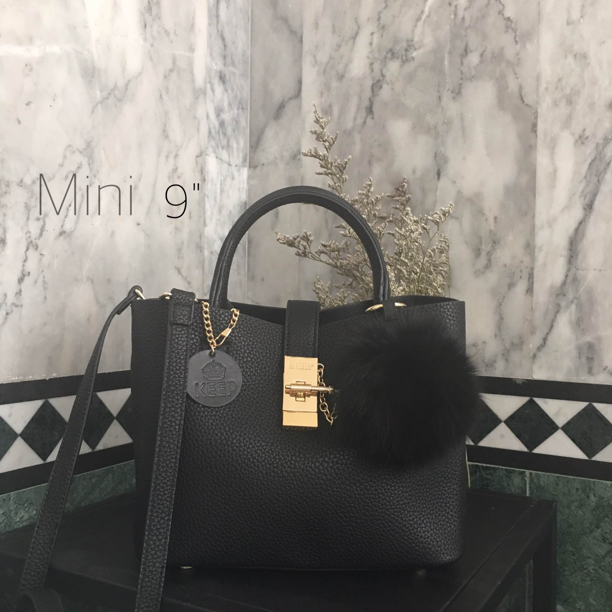 New arrival • KEEP LALA BAG • พร้อมส่ง 2 ขนาด ตามการใช้งาน 👑สวย หรู เวอร์วัง อีกแล้วค่า กับกระเป๋า 2 in 1 ปรับเก็บทรง ได้ถึง 2 แบบ มาพร้อมพวงกุญแจ ปอมปอม ฟรุ้งฟริ้ง น่ารักมาก คะ ตัวกระเป๋าเป็นหนังเนื้อดีที่สุด เนื้อนิ่ม ลายหนังสวย มีกระเป๋าใบเล็กด