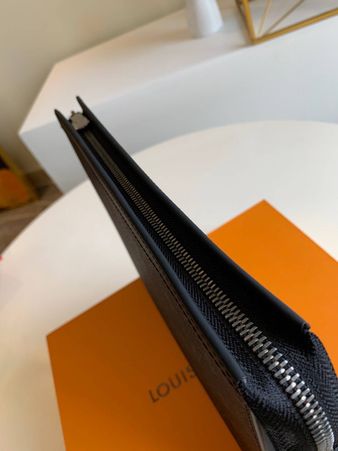 หนังแท้ LOUIS VUITTON POCHETTE VOYAGE MM พร้อมส่งที่ไทย LV CLUTCH รุ่นขายดีตลอดกาล งานหนังแท้เกรดออริจินอล ภาพสินค้าถ่ายจากงานขายจริงค่ะ