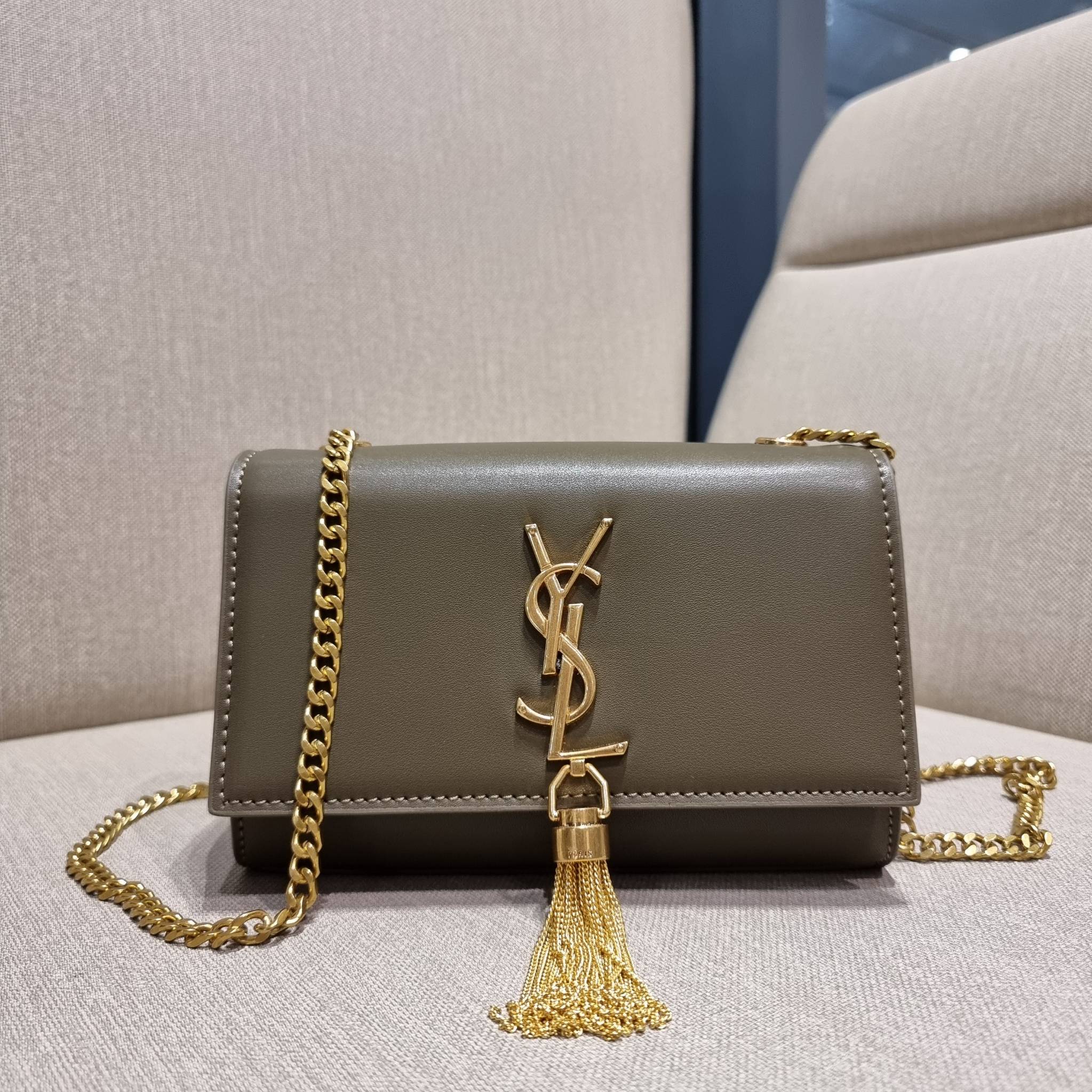 Yves Saint laurent small kate bag สุดหรู ทรง woc ที่แสนจะฮอตปรอทแตก ดีไซน์เรียบ แต่แอบมีดีเทลความหรูที่พู่ห้อยสีทองโดดเด่น เพิ่มความแพงอีกหนึ่ง วัสดุหนังแท้สัมผัสดีงาม ใช้งานง่ายเพียงแค่เปิด-ปิดด้วยกระดุมแม่เหล็ก ภายในเป็นช่องโล่ง มีช่องใส่บัตร ใส่มือถือ 