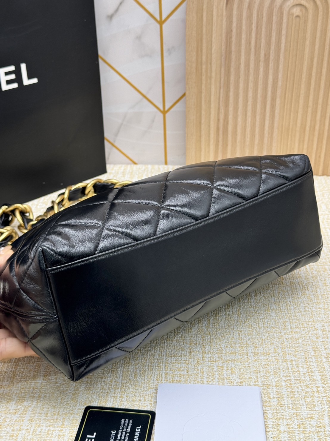 CHANEL HOBO BAG Shiny Leather & Gold-Tone Metal 26cm กระเป๋าทรงโฮโบ ดีไซส์สวยเรียบหรู เกรดออริ สลับแท้ 1:1 ใช้งานต่างประเทศได้