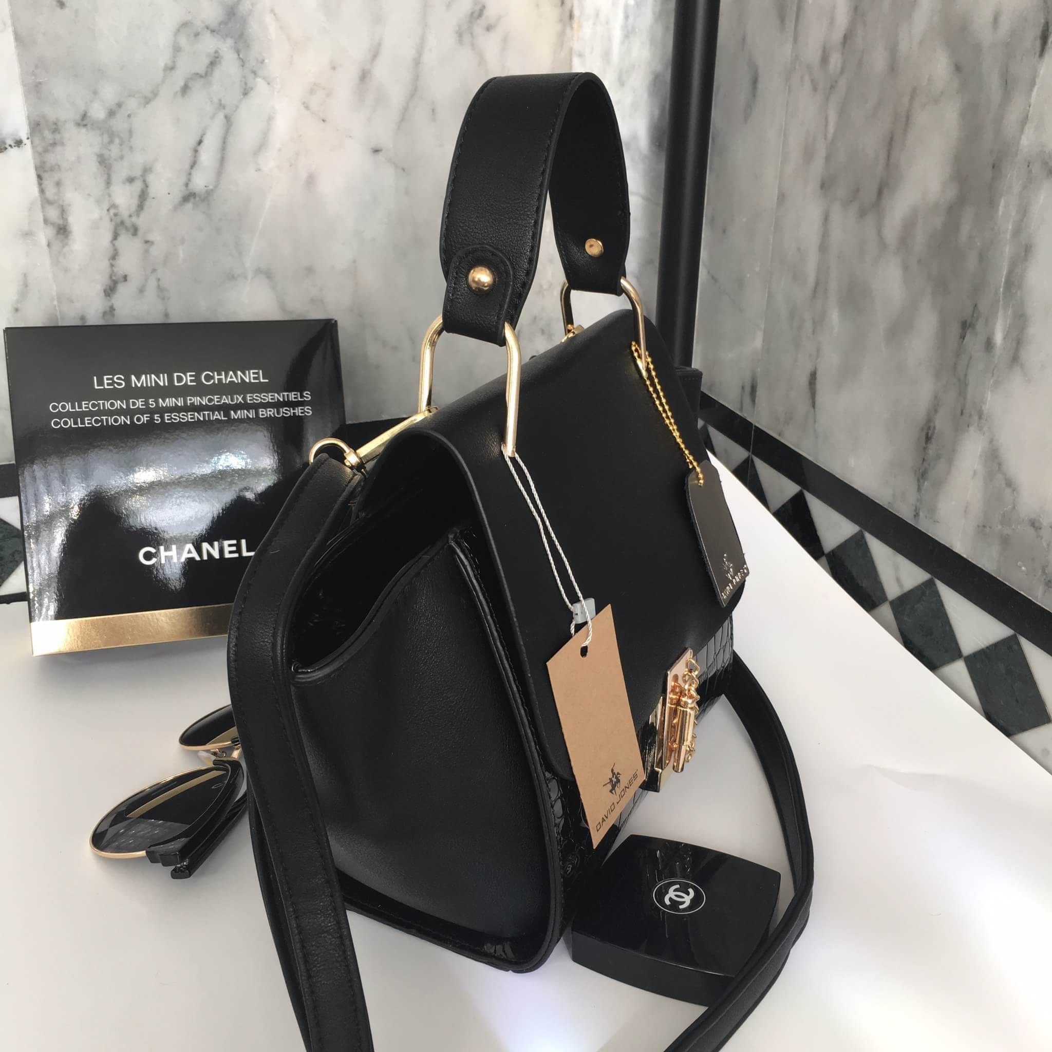 ทรงขายดี มาใหม่สวยหรูมากคะ 💜 กระเป๋าถือ / สะพายจาก แบรนด์ David jones หนังอย่างดี ขนาด กำลังดี มีช่องใส่ของจุกจิกด้านใน สีสวยคะ เข้ากับชุดได้ง่ายมากๆ ใบนี้แนะนำเลย สวยมาก