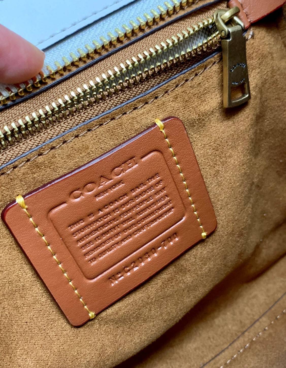 COACH COURIER CARRYALL 23 IN COLORBLOCK SIGNATURE CANVAS พร้อมส่ง 7 แบบ พร้อมส่ง ลุคดูไฮสุดๆค่ะ! กระเป๋าสะพายหนังหรูหราและคลาสสิค หนังแท้ชั้นดีที่สุด น้ำหนักเบา หนังสวยมากก สัมผัสแล้วหลงรักแน่นอนจ้าา😘