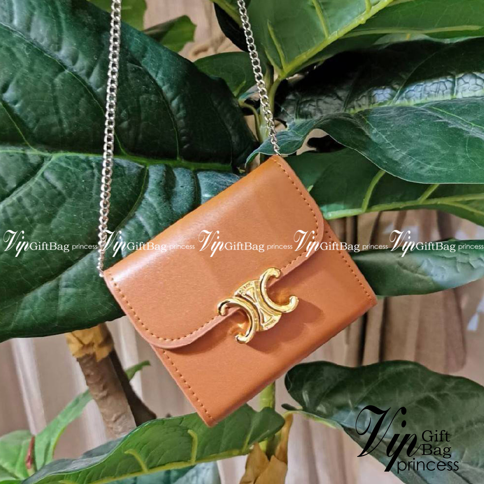 CELINE SHORT WALLET VIP กระเป๋าสตางค์ซีลีน หนังเรียบสวยอยู่ทรงมีโลโก้ด้านหน้าเปิดปิดด้วยฝาพับกระดุม ภายในมีช่องแบ่งหลายช่อง มีช่องใส่บัตรหลายช่อง ช่องใส่เหรียญ ช่องใส่ธนบัตร ใส่แบงก์พันได้เหมือนกระเป๋าสตางค์ยาวไอเท็มแนะนำ ล๊อตพิเศษ!! แถมสายโซ่สามารถสะพายไ