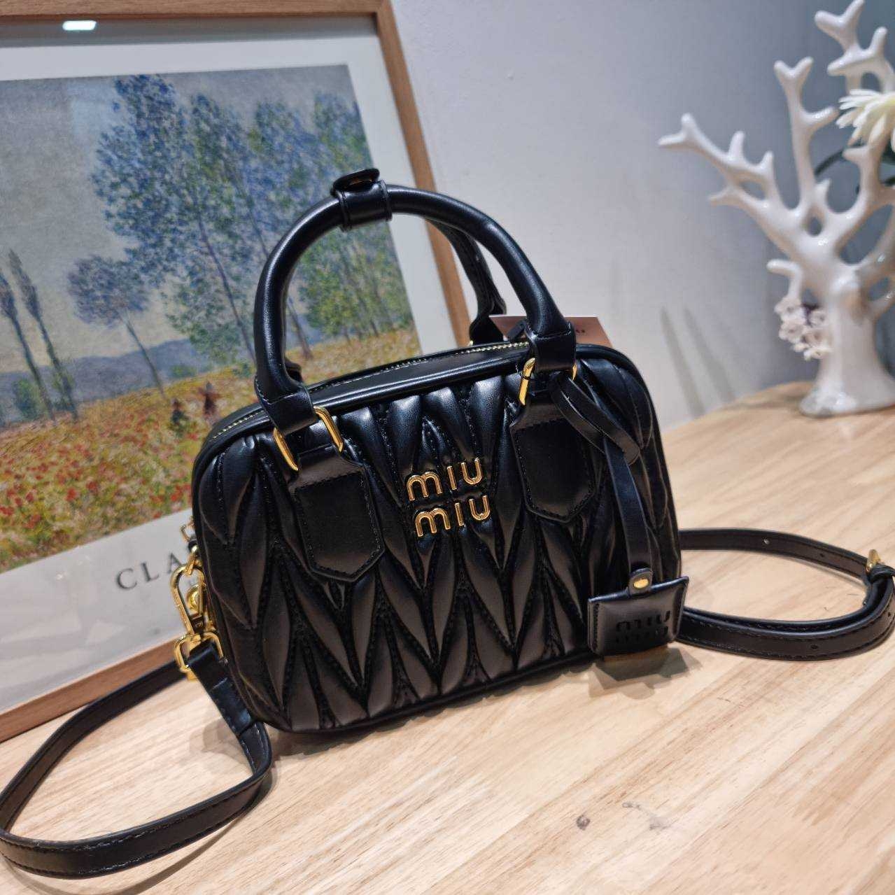MIU MIU ARCADIE METELASSE MINI LEATHER BAG กระเป๋าถือ/สะพายสุดชิค ที่ไม่มีตอนนี้คือพลาด ดีไซน์เพิ่มดีเทล ด้วยการเดินด้ายเป็นเอกลักษณ์ สวยดูแพง