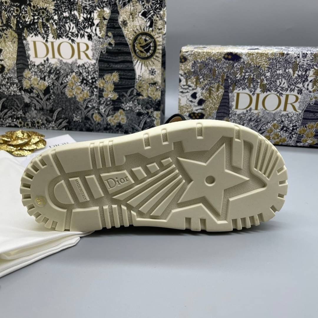 DIOR DWAY SLIDE Toile de Jouy Flowers Embroidered Cotton Dior Sandals รองเท้าแตะที่เป็นเอกลักษณ์ ที่สุดแห่งความหรูหราใช้งานได้ทุกวัน ตัดเย็บจากผ้าฝ้ายปักลาย ประดับด้วยรายละเอียดสวยงาม เสริมส้นยางหนาอย่างดีสวมใส่ง่าย น้ำหนักเบา งานเกรดออริจินอล 1:1 เหมือนท
