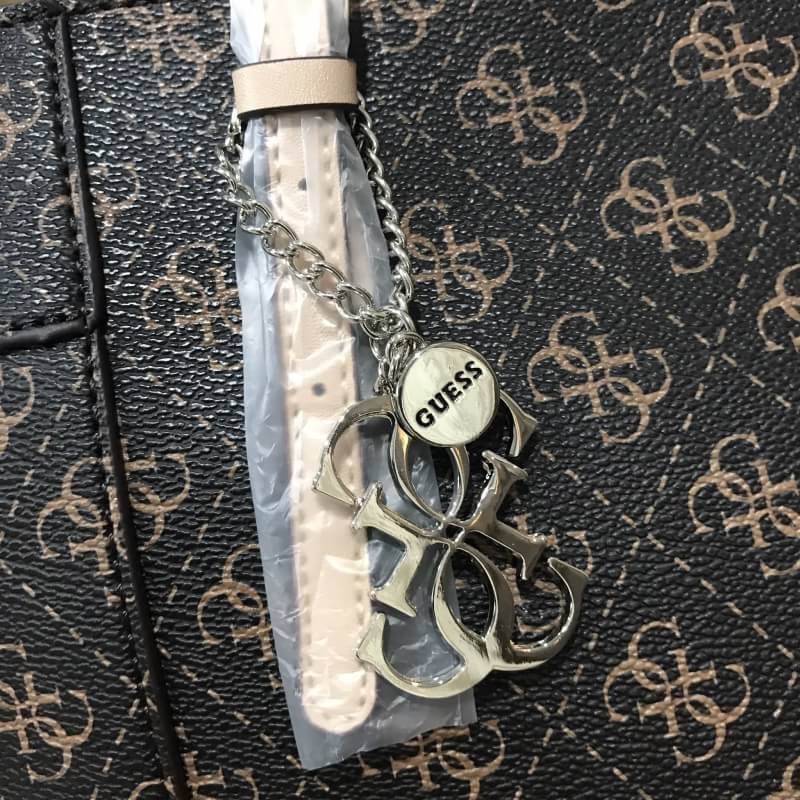 Don't Miss! GUESS SAFFIANO SHOPPER BAG กระเป๋าสะพายทรง Tote จากแบร์น GUESS วัสดุหนัง Saffiano ลาย GUESS Signature สวยอยู่ทรง ขนาดใหญ่กำลังดี น้ำหนักเบา ด้านหน้าประดับโลโก้แบรนด์ พร้อมห้อย TAG โลโก้ G อะไหล่เงินที่หูกระเป๋าถอดเเยกใช้ได้ เปิดปิดด้วยซิป