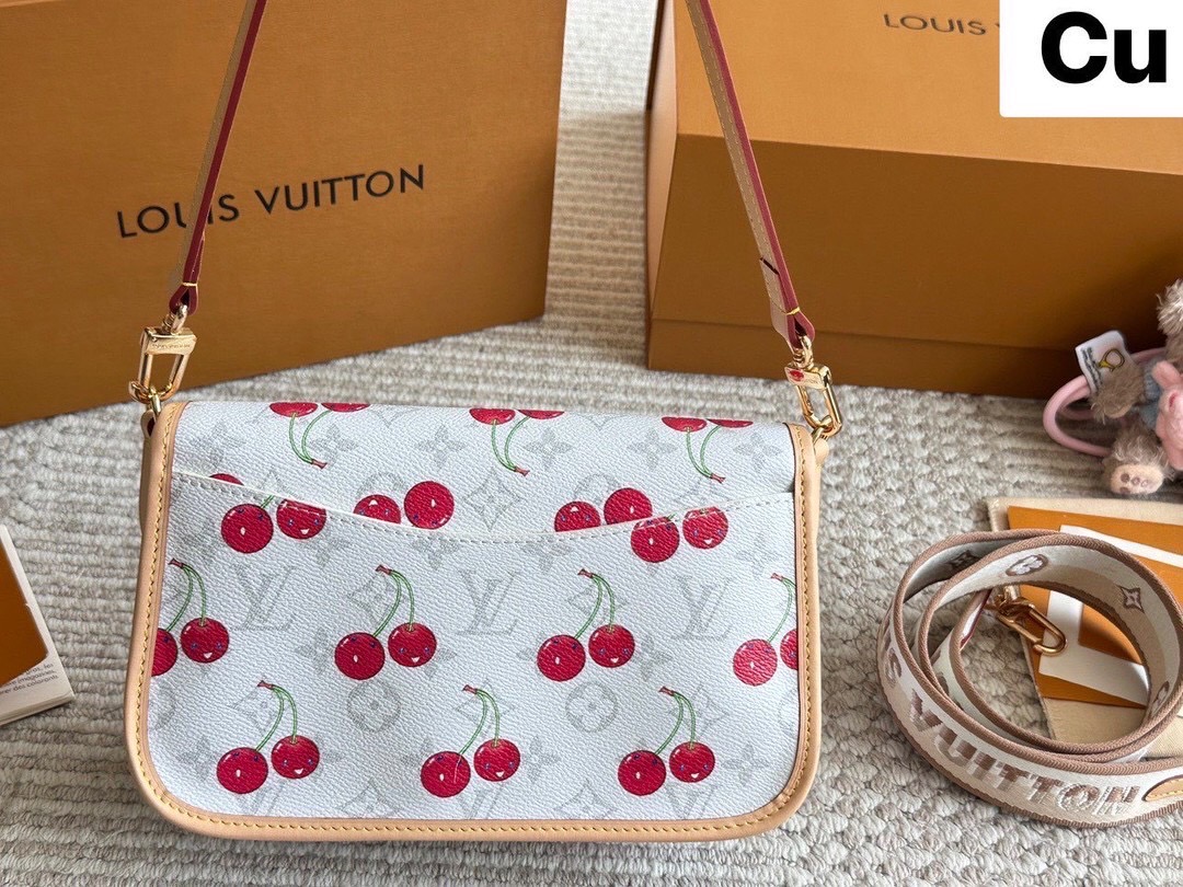 LV Diane Monogram Cherry กระเป๋ามัลติฟังก์ชั่นสุดคุ้ม คอลใหม่แสนสดใสด้วยลายเชอรี่ ที่ดีไซน์ออกมาน่ารักน่าใช้มากๆ มีสายมาให้ถึง 2 แบบ สายหนังคล้องไหล่ได้ และสายสปอร์ตครอสบอดี้ได้