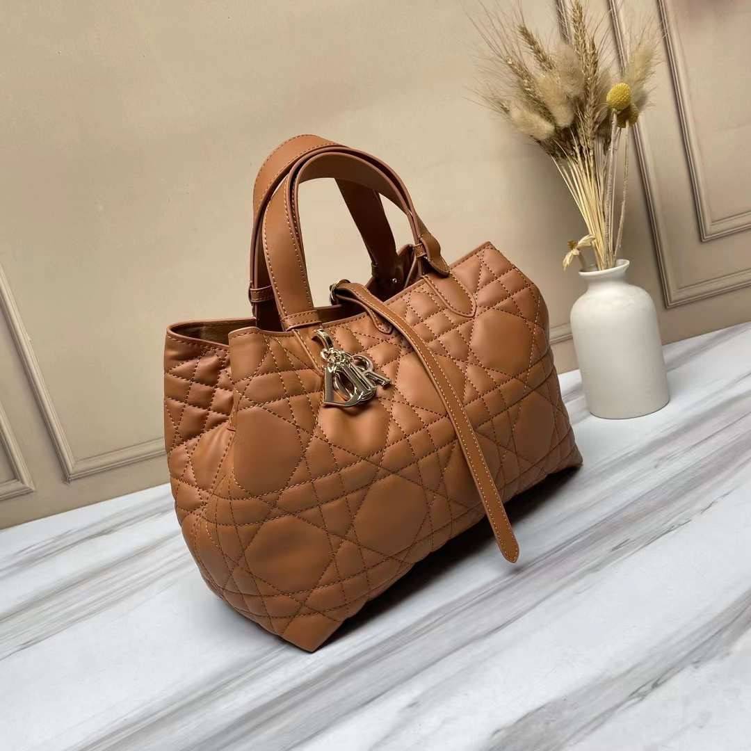 MEDIUM 30cm DIOR TOUJOURS BAG Macrocannage Calfskin / DIOR Tote Bag ออริ 1:1 พร้อมส่ง 5 สี กระเป๋าสะพายทรงโท้ท จุของได้เต็มที่ รูปทรงคลาสสิค หนังสวย หรูหราเกินราคา