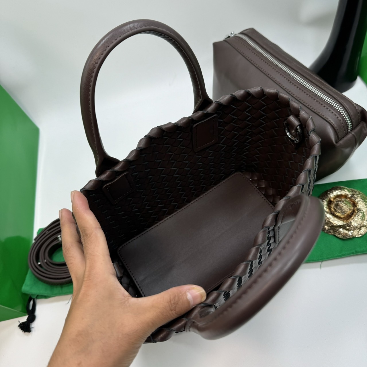 BOTTEGA MINI CABAT LEATHER TOTE BAG กระเป๋าสะพายขนาดมินิ พร้อมใบลูก ดีไซส์สานเป็นเอกลักษณ์ หนัง nappa นิ่มสวยงาม