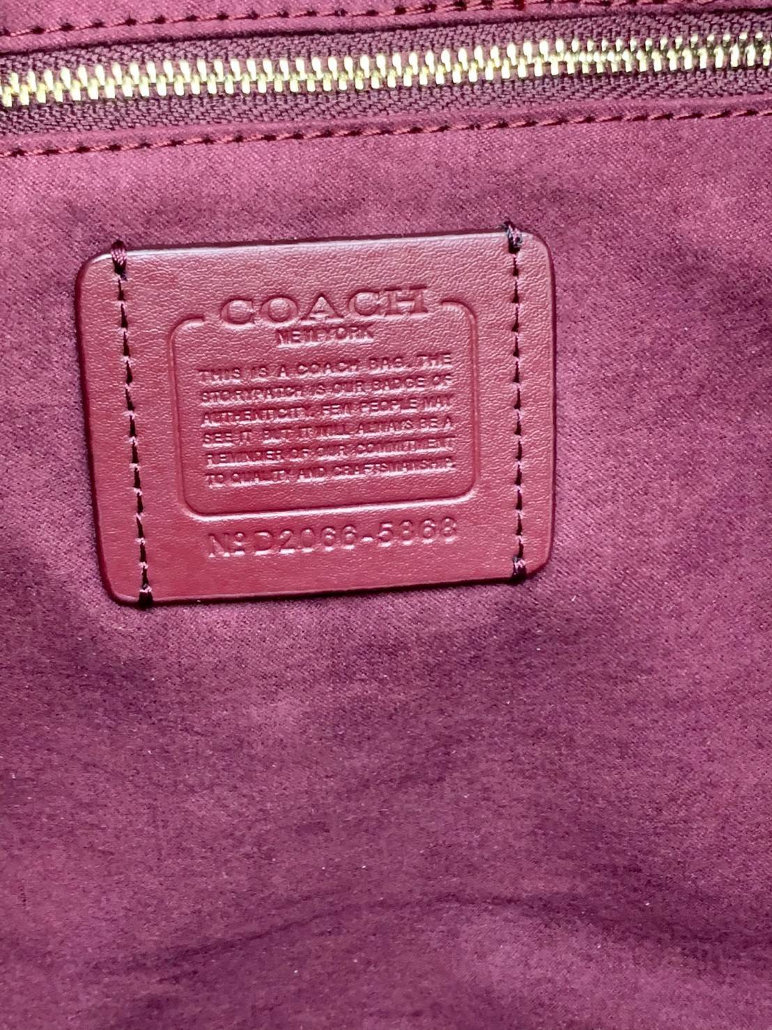 Coach 5868 Field Tote In Signature Jacquard With Horse And Carriage Prints 📣พร้อมส่ง ยังไม่เข้าไทยจ้าา!! กระเป๋าทรงTote สูง ใบใหญ่ วัสดุJacquard+หนังแท้ อย่างดี ได้ลงตัวแมทกันสวยงามมากๆค่ะ ด้านหน้าตัดแทบสีตรงกลางยาวลงมาบวกกับป้ายแบรนด์หนังตัวใหญ่ด