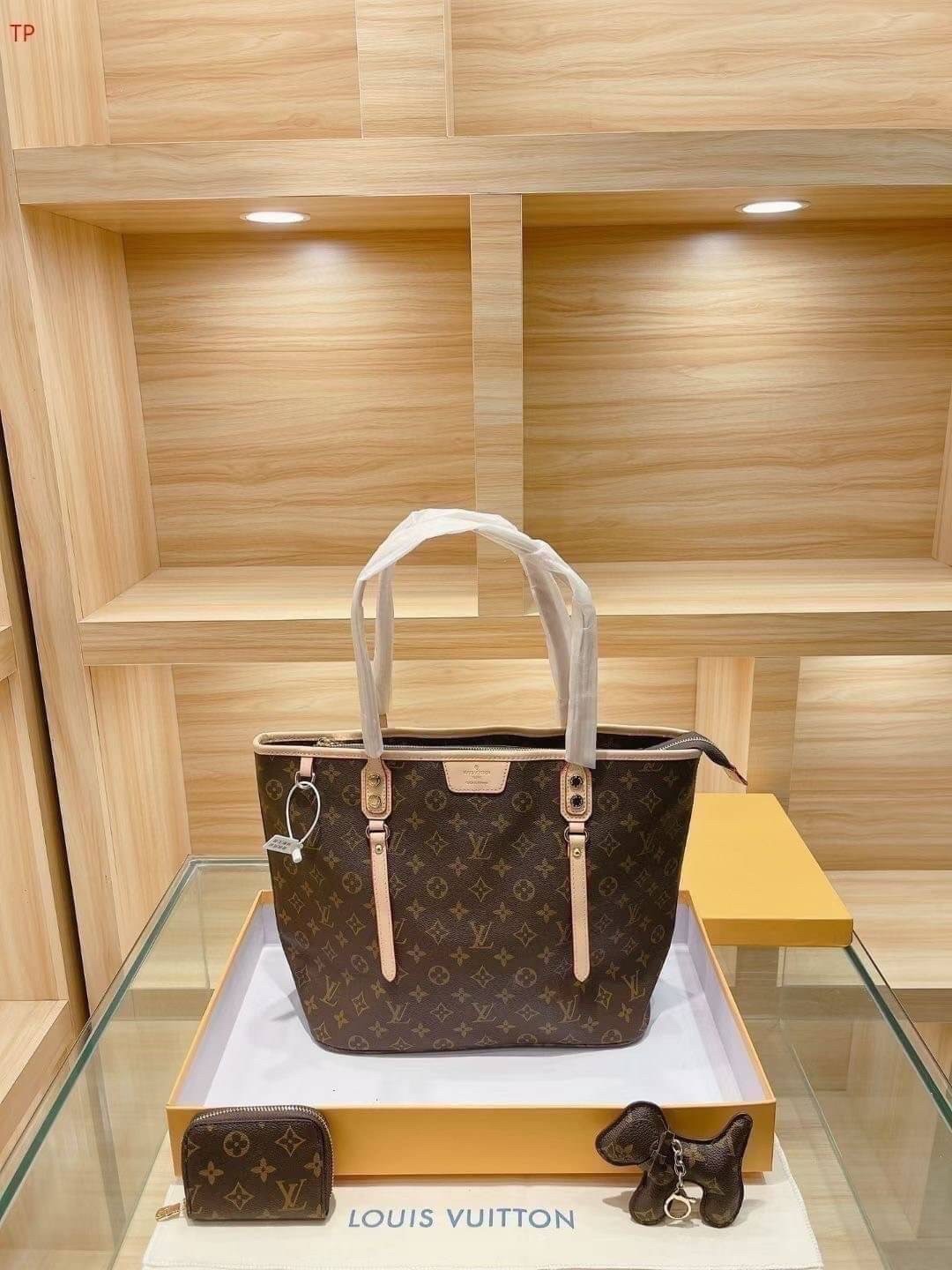 LV Neverfull Monogram / LV TOTE SET 3IN1 กระเป๋าสะพายใบใหญ่ทรง tote มาพร้อมกระเป๋าสตางค์ และตัวห้อยน้องหมาน่ารัก เป็นอีกรุ่นที่มีคนใช้กันทั่วบ้านทั่วเมือง