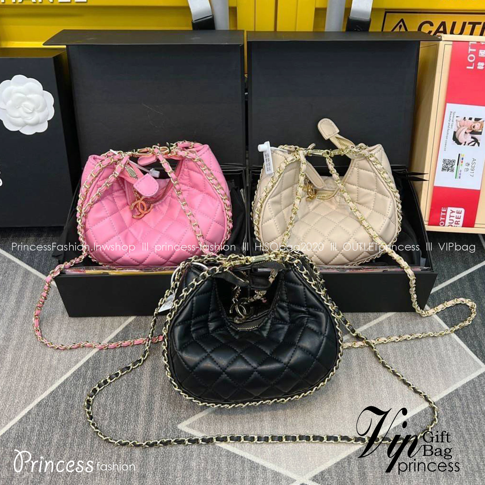 Chanel Pouch Hot item 2023 กระเป๋าสะพายกึ่งพอช ใบเล็กน่ารักน่าใช้ ถือไปไหนก็อัพลุคปัง วัสดุหนังแกะ สัมผัสนิ่มมือ หูจับในตัว ปรับได้อีกเล็กน้อย มาพร้อมสายสะพายโซ่ ความยาวกำลังดี