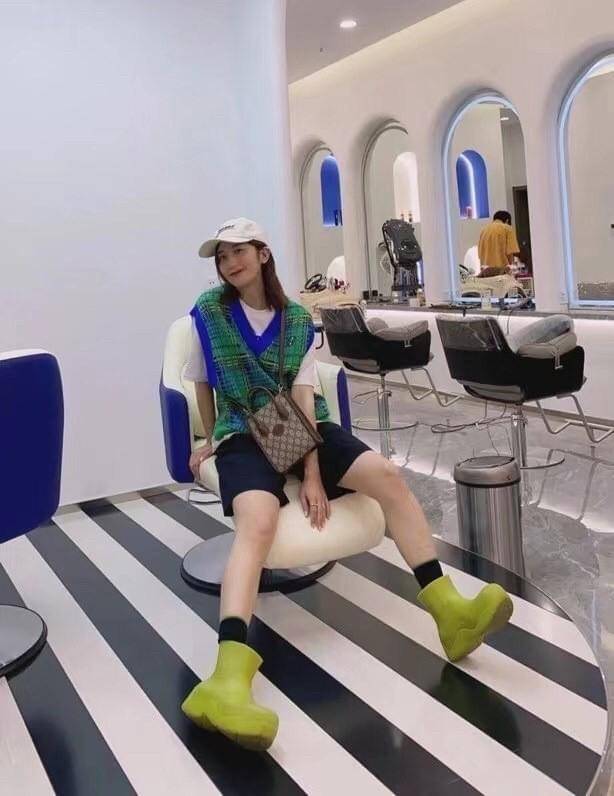 Gucci mini Tote กระเป๋าสะพายข้าง Premiumgift วัสดุหนังแท้ ด้านในโล่ง ใส่กระเป๋าตังค์ ใส่โทรศัพท์ Iphone+ ได้ สายยาวปรับระดับได้ Crossbody ได้ น้ำหนักเบา มาพร้อมกล่องและลิปบิ้นแบรนด์ สวยหรูดูแพง จะซื้อใช้เองหรือเป็นของขวัญก็เหมาะ ได้ไปไม่ผิดหวังค่ะ ไอเท็มน