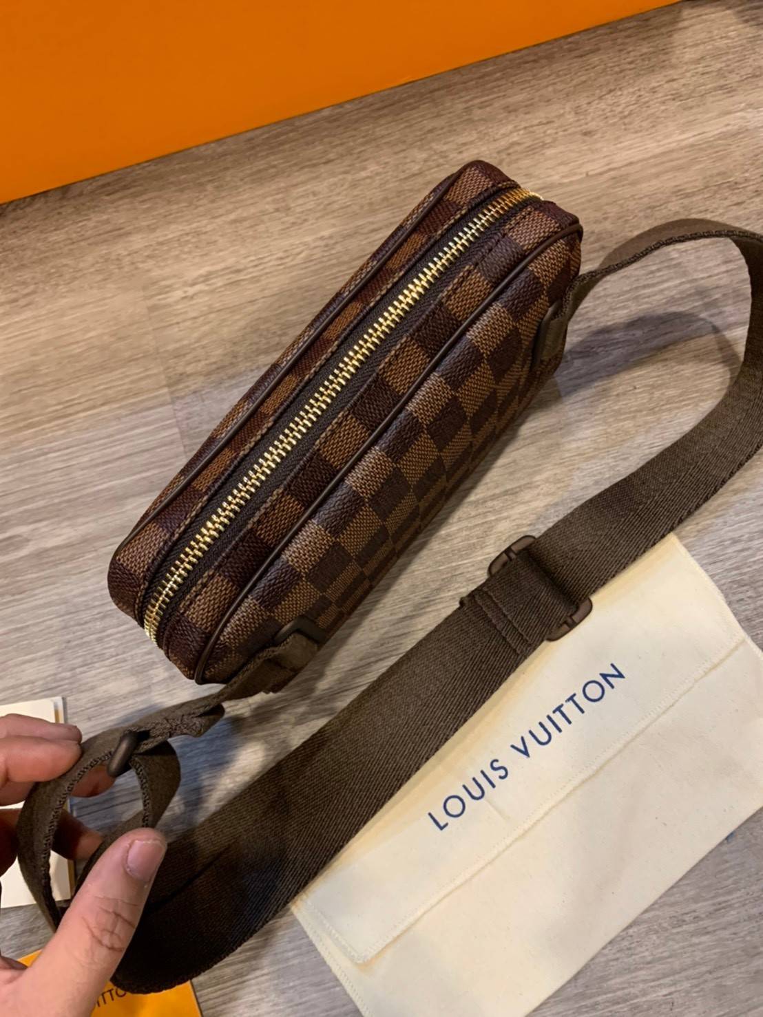 พร้อมส่งที่ไทย!! ที่นี่ที่เดียว LOUIS VUITTON Damier Ebene Brooklyn Bum Bag Louis Vuitton BeltBag กระเป๋าคาดอก คาดเอวสุดหรู งานหนังแท้ มีจำนวนจำกัดนะคะ