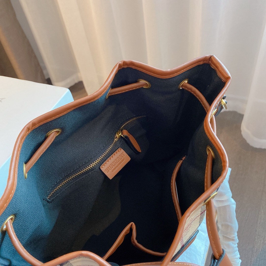 BURBERRY VINTAGE LEATHER BAG งานพรีเมียมกิ้ฟท์เคาเตอร์ น้ำหอมจากแบรนด์ วัสดุหนัง PVC