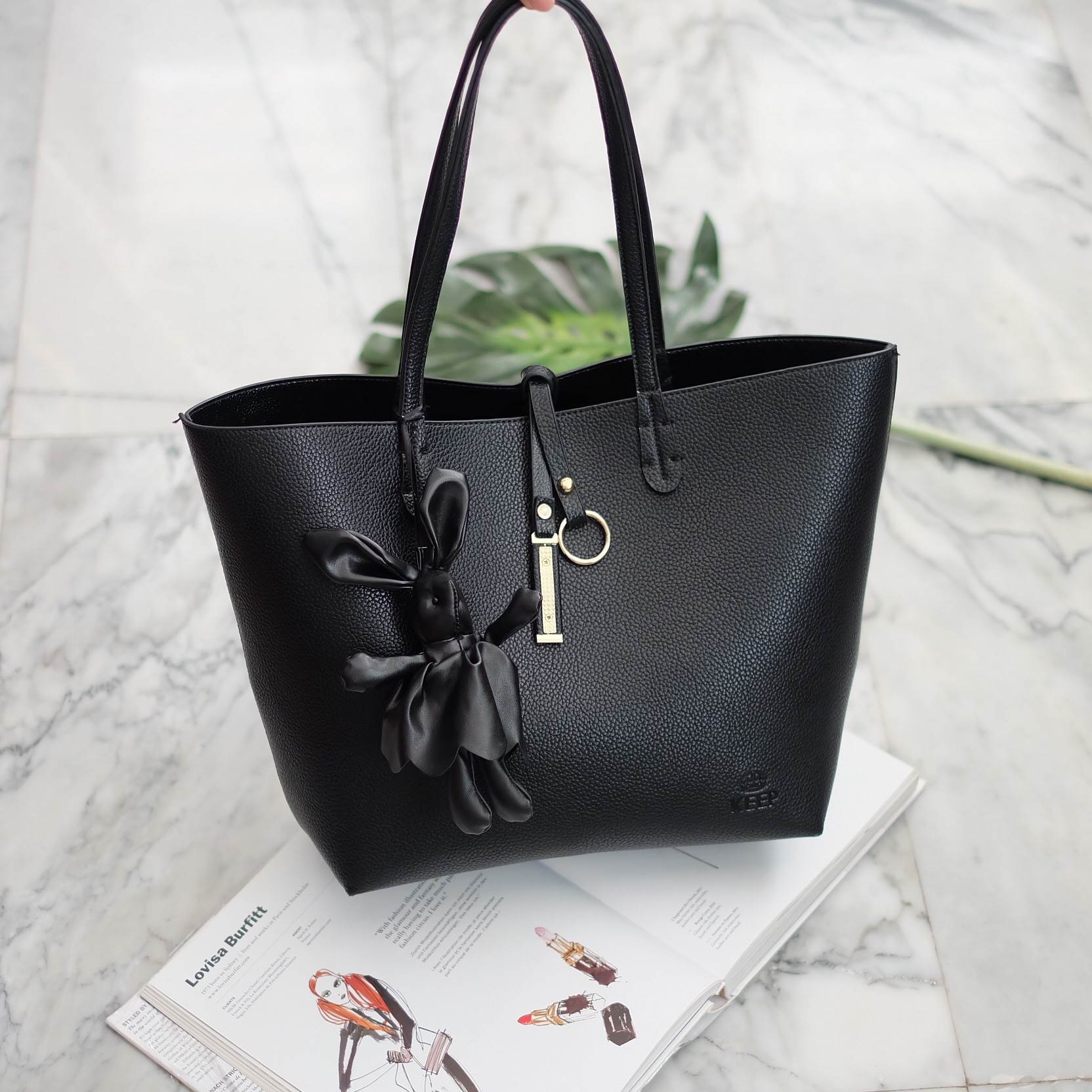 NEW Collection 2017 ' KEEP Infinite tote bag ' 👑หนังกระเป๋าสวยมาก ส่วนเรื่อง ความจุ ความคุ้ม ไม่ต้องพูดถึง 😆 ใบนี้ตอบทุกโจทย์เลยคะ แถม ซื้อ 1 ได้ ถึง 2 ใบอีกด้วย โอ้ย !! ใบนี้ เลิศมากคะ กระเป๋า ถือ//สะพายข้าง หนังสวยๆ มาพร้อมพวงก