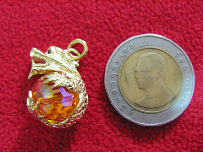 จี้มังกรถือลูกแก้วสีส้มค่ะ