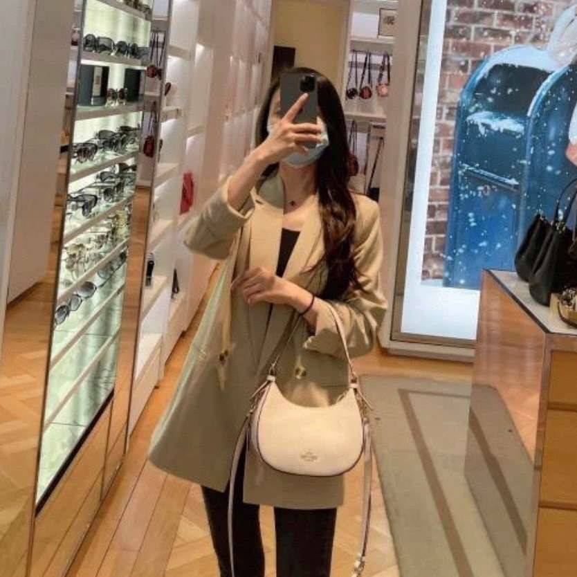 COACH C6807 KLEO HOBO IN SIGNATURE CHAMBRAY ใหม่ล่าสุด คอลเลคชั่นสุดคิ้วท์ ที่สาวๆต้องหลงรัก กระเป๋าสะพายทรงโฮโบ ที่ดีไซน์มาให้ปรับใช้งานได้หลากหลาย วัสดุหนัง pepble สวยหรู รูดเปิด-ปิดด้วยซิป ภายในเป็นช่องโล่ง สายคล้องสามารถถอดออกใส่สายยาวสะพายข้างได้ หรื