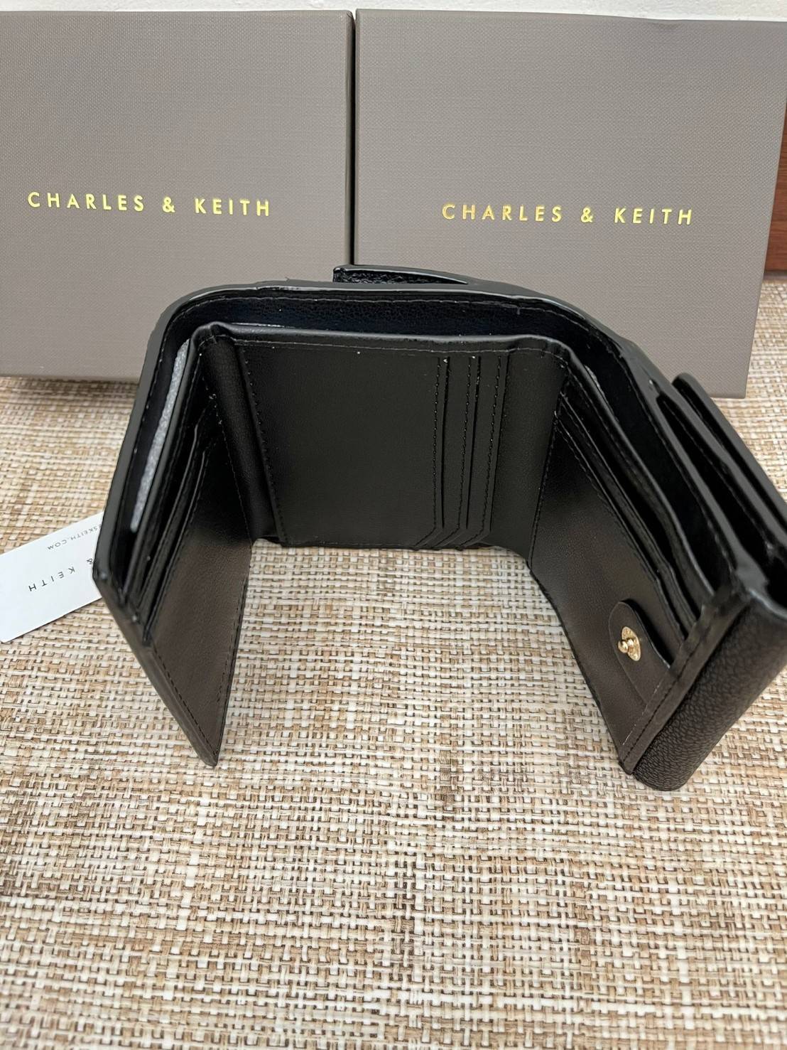 CHARLES & KEITH MINI SNAP-BUTTON SMALL WALLET กระเป๋าเงินใบ 3 พับสุดคลาสสิค ขนาดกระทัดรัดเหมาะกับการพกพาและใช้กับกระเป๋าใบเล็กมากๆเลยค่า