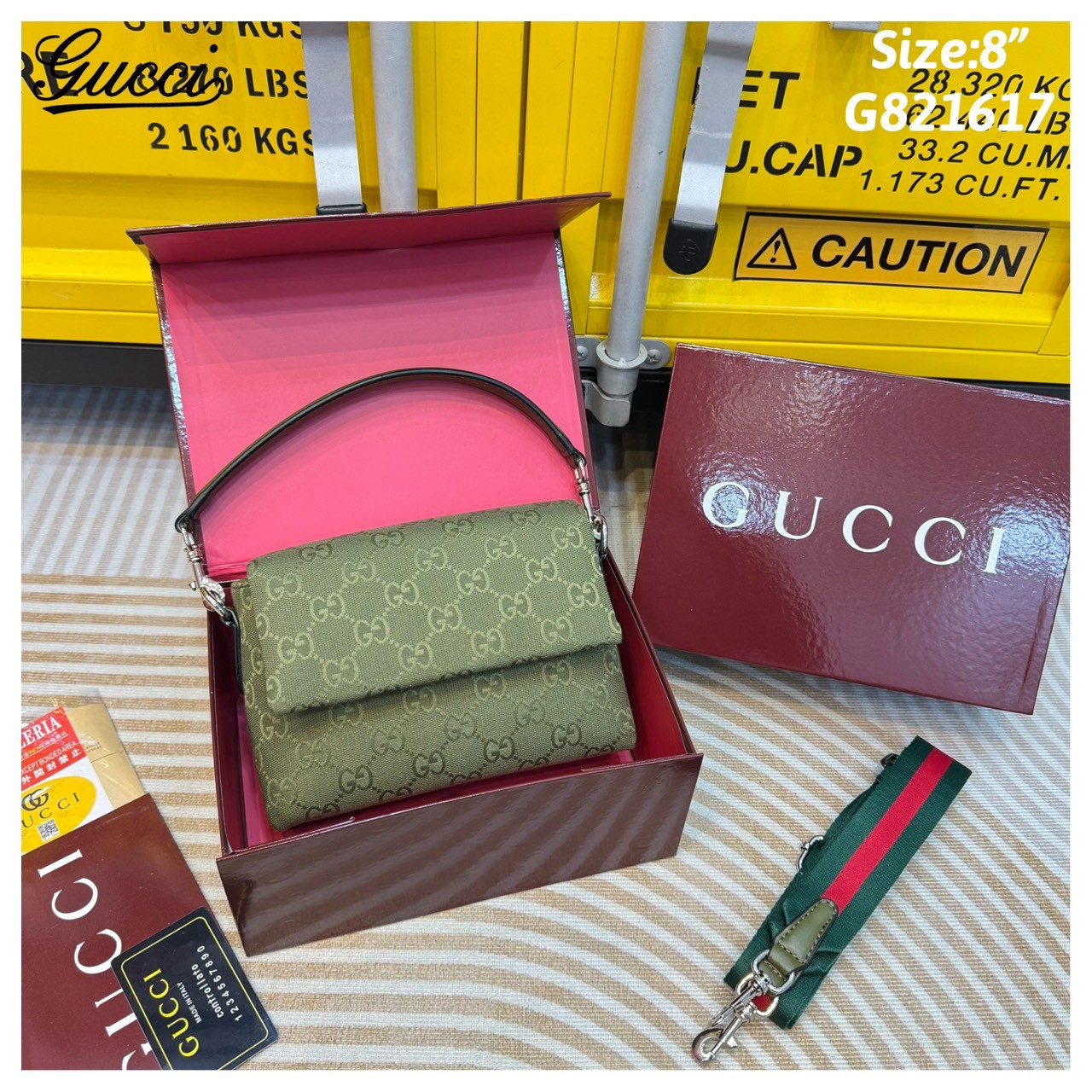 GUCCI GG canvas small crossbody bag กระเป๋าสะพายทรงใหม่เรียบง่าย ที่สุดของความคลาสสิค ด้านหลังมีช่องเก็บแต่งหนังปั้มแบรนด์สวยหรูโดดเด่น เป็น Unisex ใช้งานได้ทั้งชายหญิง