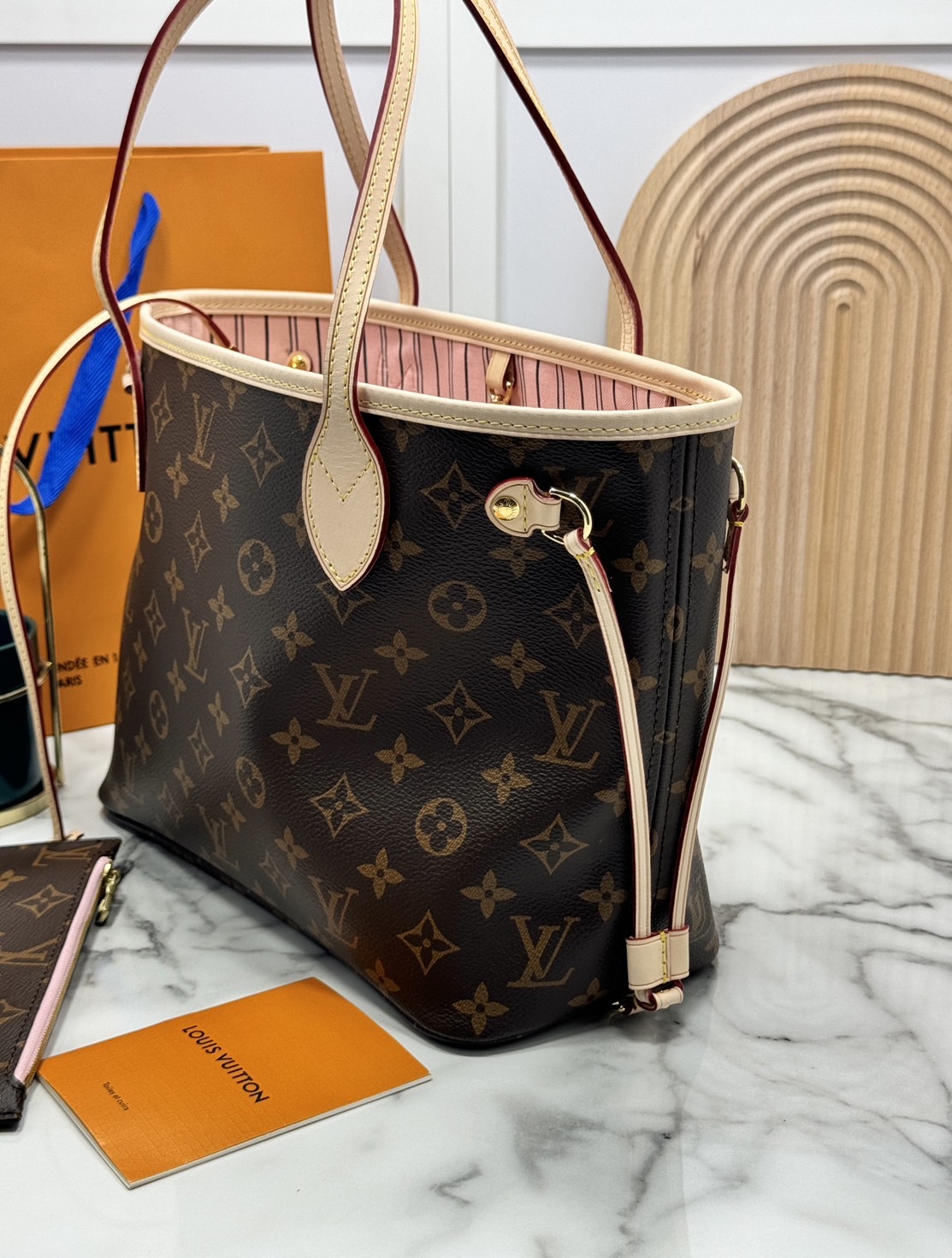 TOP ORI หนังแท้ | LV Neverfull PM bag Monogram Canvas กระเป๋าสะพายทรงโท้ท PM ดีไซน์คลาสสิกเหนือกาลเวลาเข้ากับดีเทลที่สืบทอดมายาวนาน Monogram แคนวาสแต่งขอบหนัง ดีไซน์พื้นที่ด้านในกว้างทว่าดูเพรียวบาง