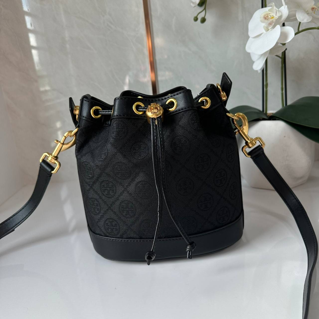 TORY BURCH T MONOGRAM BUCKET BAG jacquard black / Tory Bucket Bag สีดำคลาสสิก กระเป๋าทรงขนมจีบ รุ่นใหม่ล่าสุด วัสดุผ้าแจคการ์ด ตัดขอบหนังสวย