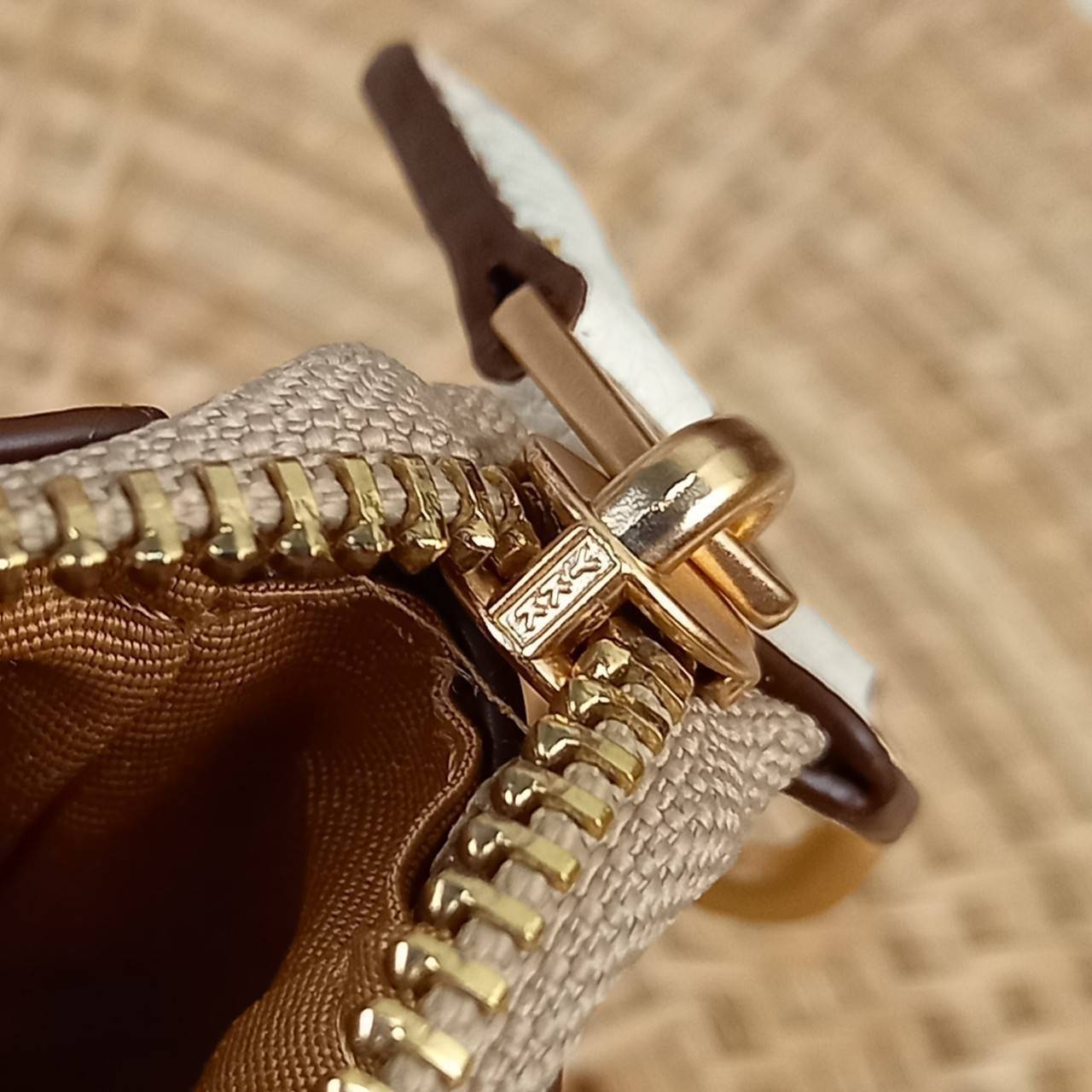 COACH NOLITA 19 IN SIGNATURE CANVAS WITH TIGER (C7699) 😻กระเป๋าถือ กระเป๋าสะพายทรงพอชเล็ก ปรับเป็นคล้องมือได้ รุ่นนี้ บอกเลยว่าใช้ง่ายสะพายคล่องมากๆ// จะสะพายไหล่ หรือปรับเปลี่ยนมาเป็นแบบคล้องมือเก๋ๆก็ยังได้ เพียงแค่ถอดตะขอมารวมกันไว้ที่หูกระเป๋าข