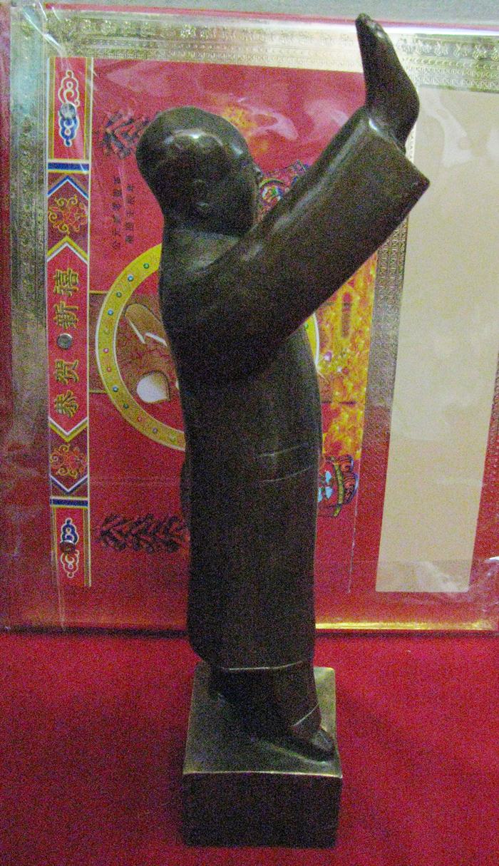 รูปเหมือนเหมาเจ๋อตุงยืนโบกมือ ทำจากทองเหลืองค่ะ