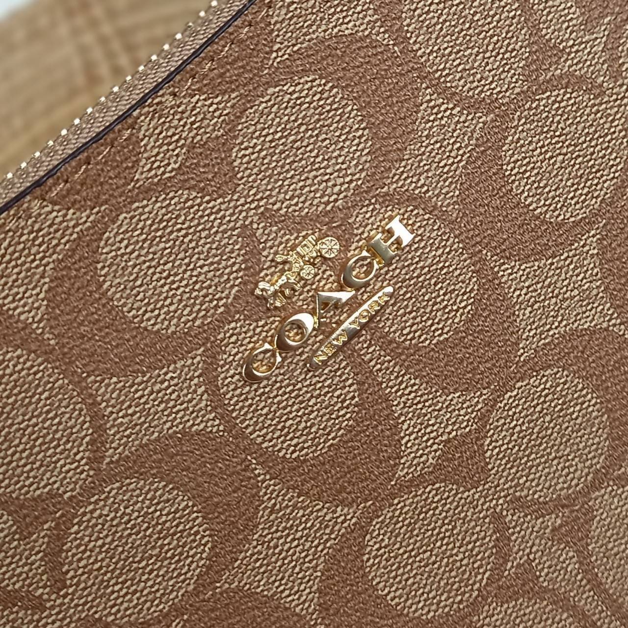 COACH LEWIS SHOULDER BAG IN SIGNATURE CANVAS (COACH F85696)🌺พอชใบใหญ่ ใส่ของได้จุใจ มีสายให้ 2 สาย อะไหล่สีทอง หรูหรา คลาสสิค สายยาวถอดได้ ปรับได้ ช่องด้านใน กว้างมากๆ ใช้ได้ทุกโอกาสจริงๆ แนะนำ ไม่ควรพลาดจ้า