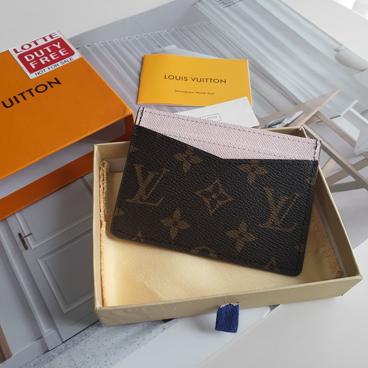 งานหรูเว่อวัง LOUIS VUITTON CARD HOLDER (GWP) 💳 ที่ใส่บัตร จากพรีเมี่ยมกิ้ฟแบรนด์หรู ดีไซน์สวยเก๋ หนังแท้ลายสวยเป็นเอกลักษณ์ ขนาดกำลังดี ใส่บัตรอย่างน้อย 7 ใบ พกพาสะดวก จะซื้อไว้ใส่บัตรใบหรู หรือซื้อให้เป็นของขวัญ ก็ควรค่าที่สุดคะ ห้ามพลาดนะคะ
