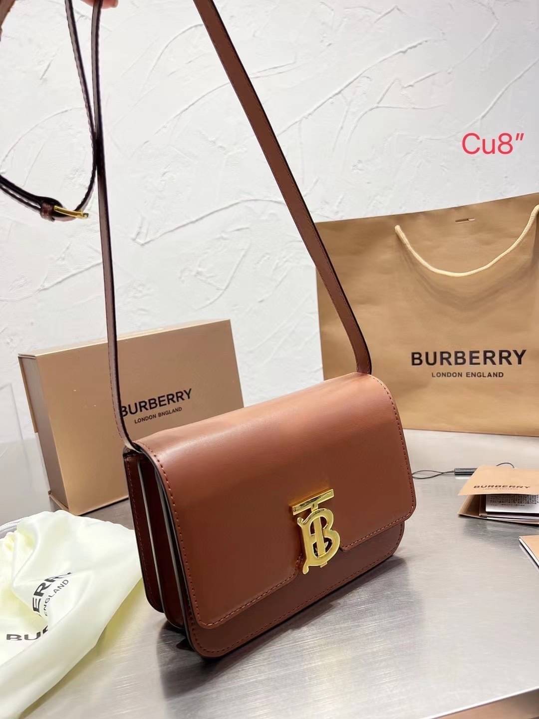 BURBERRY Leather Medium TB Bag / BURBERRY FRAGRANCES CROSSBODY BAG กระเป๋าสะพายหนังเรียบสวยอยู่ทรงดีไซน์ยอดนิยมประดับโลโก้แบรนด์ทองด้านหน้า เปิดปิดด้วยฝาปิดสัญลักษณ์ตัวB ภายในมีช่องแบ่งเป็นสัดส่วนมีช่องซิปหัวซิปแบรนด์