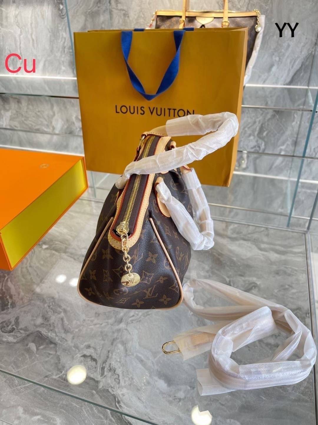 LV Tivoli PM Monogram Canvas Handbag กระเป๋าถือสุดคลาสสิก งานวินเทจรุ่นตามหาพร้อมเสิร์ฟให้สาวๆได้สวย ในราคาเบาๆ งานจริงสวยมาก แคนวาสพิมพ์ลายโมโนแกรมคมชัด สวยงามน่าใช้มากๆ แนะนำค่ะ