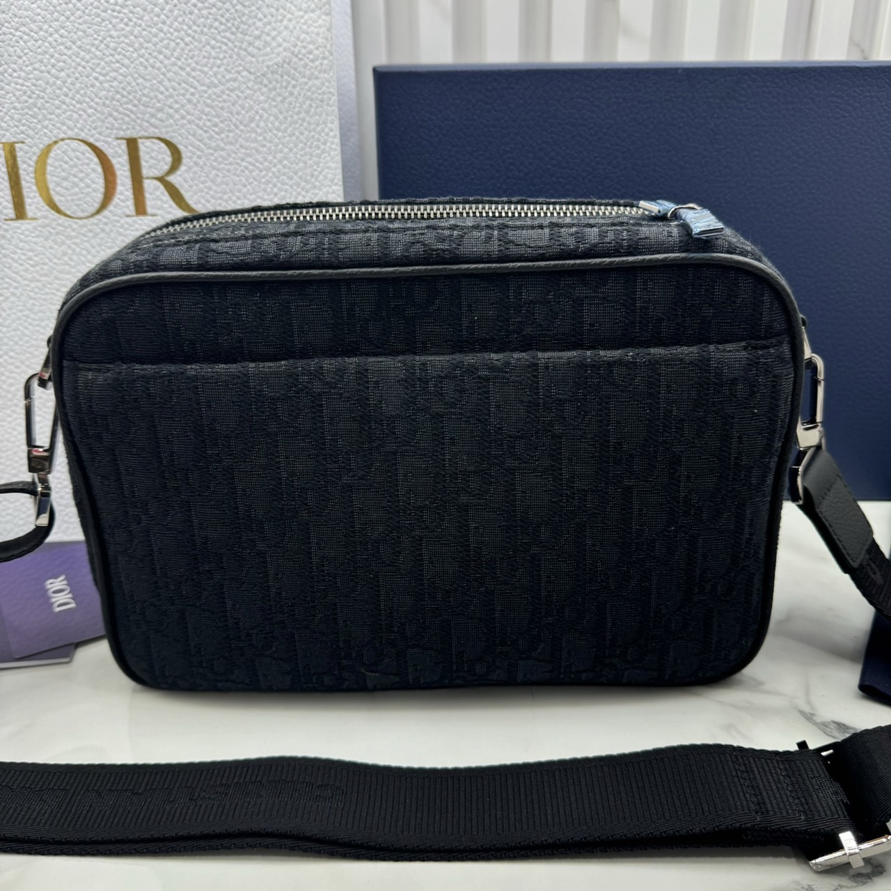 DIOR Maxi Safari Bag with Strap / The hallmark Safari bag / Black Blue Oblique Jacquard / DIOR Messenger Bag กระเป๋าสะพายทรงแมสเซ็นเจอร์เอกลักษณ์ของแบรนด์แห่งตำนานความหรู