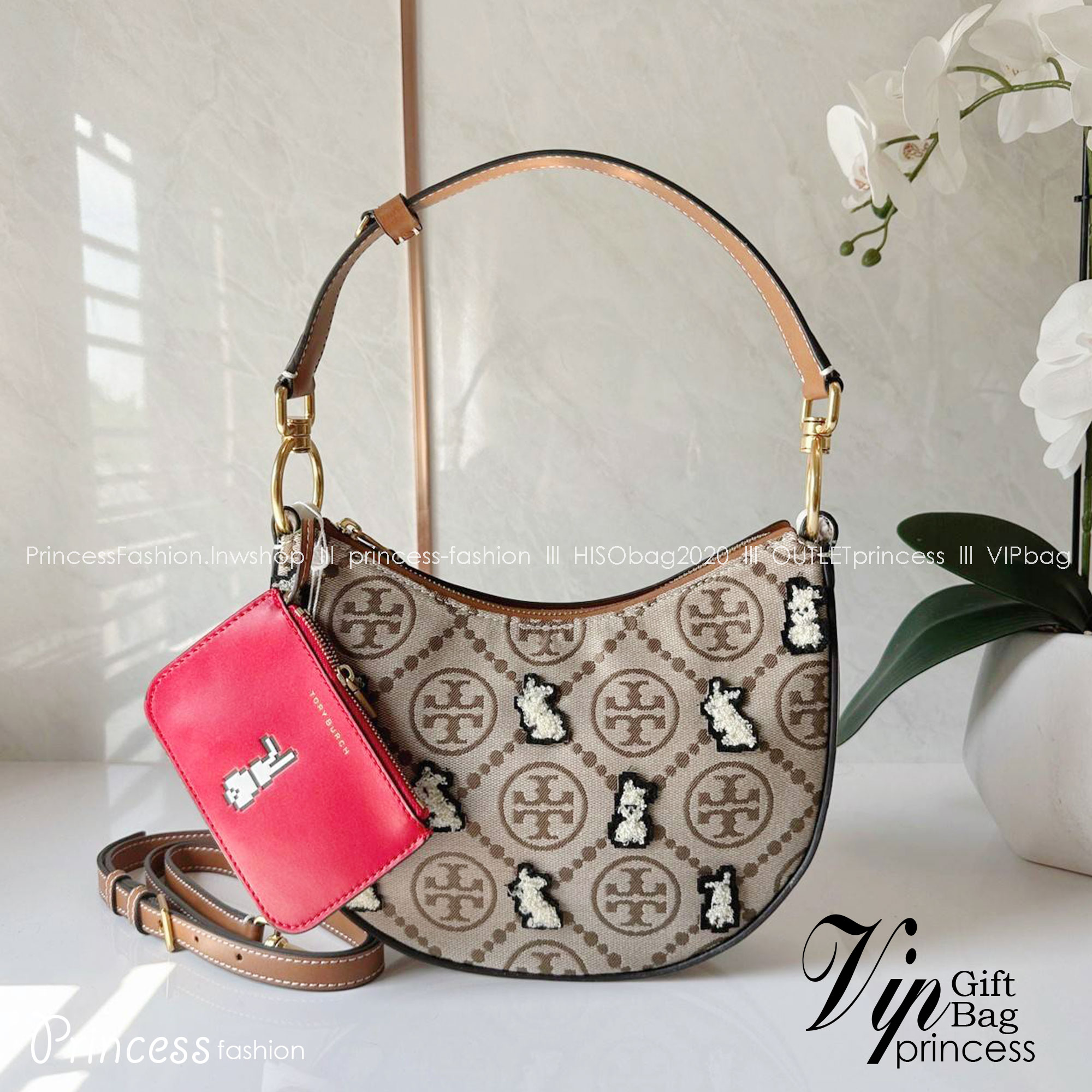 TORY BURCH Mini T Monogram Embroidered Rabbit Crescent Bag 🐇 คอลเลคชั่นกระต่ายสุดร้อนแรงแห่งปี 🥕🥕 คอลเลคชั่นทีบ่งบอกสไตล์ที่ทันสมัยทรงครึ่งวงปักลายกระต่ายบนกระเป๋าสุดน่ารัก โด่ดเด่น