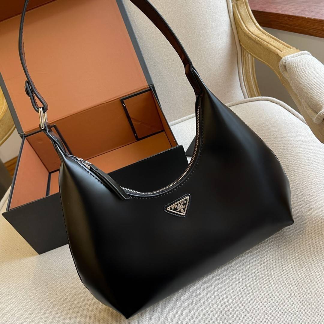 PRADA LEATHER HANDBAG ขนาดกะทัดรัด พกพาสะดวก Everyday look อะไหล่เงิน หนังเงาหนาอยู่ทรงสวย ด้านหน้ามีโลโก้แบรนด์ เปิดปิดด้วยซิป อะไหล่เงิน