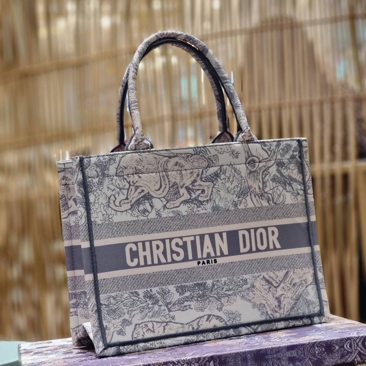 VIP 】HOT ARRIVAL!! DIOR CD SHOPPING BAG WITH GWP กระเป๋าทรงช้อปปิ้งใบใหญ่ จุใจ!! พรีเมี่ยมกิ๊ฟรุ่นดับเบิ้ลฮอต ดีไซน์คลาสสิควินเทจ สวยหรู วัสดุผ้าแคนวาสลายกราฟฟิค ภายในโล่งกว้างมากๆ ใส่ของจุสุดๆ โน้ตบุ้ค ไอแพด กระเป๋าสตางค์ มือถือ หรือเสื้อผ้ายังได้ สะพายค
